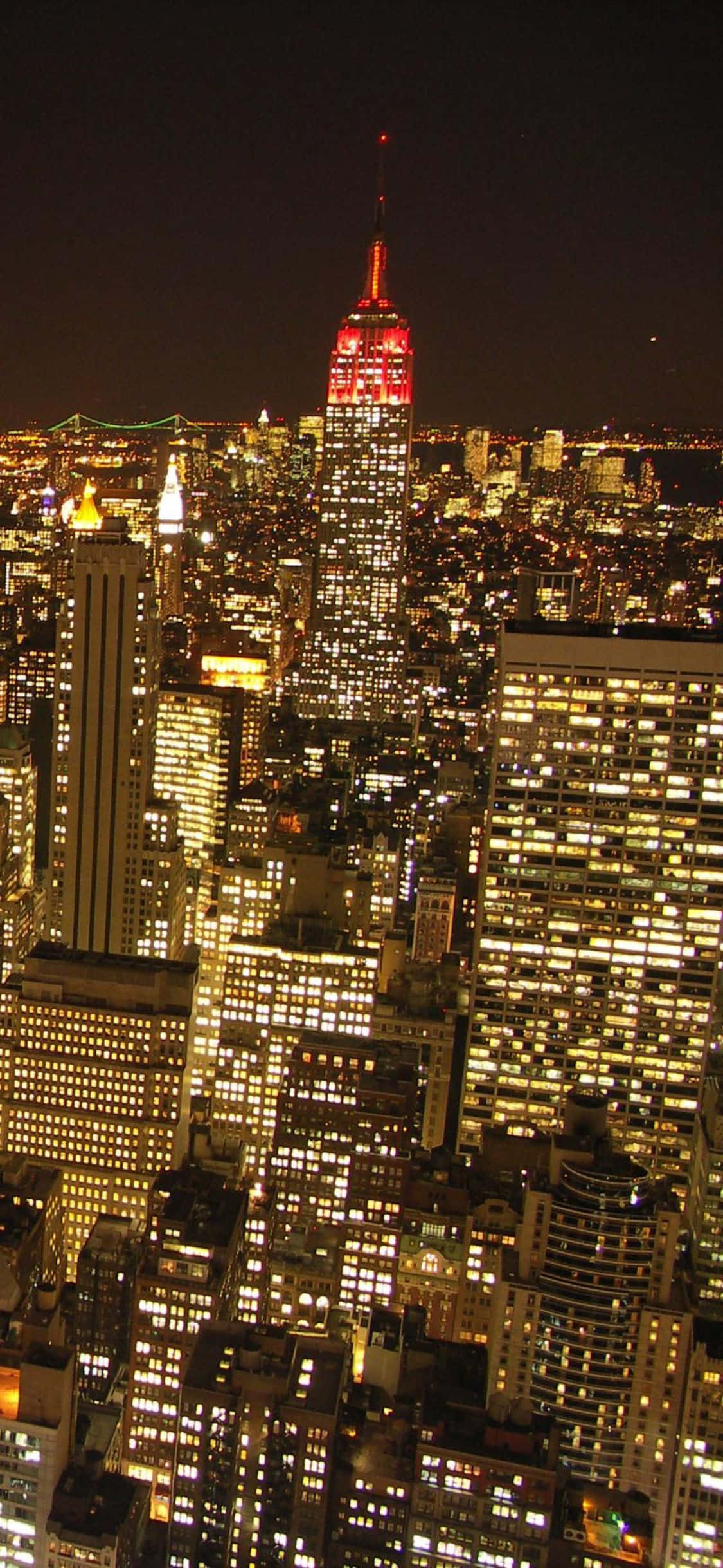 Fanger skjønnheten i en travel New York City med en iPhone Xs Bakgrunner