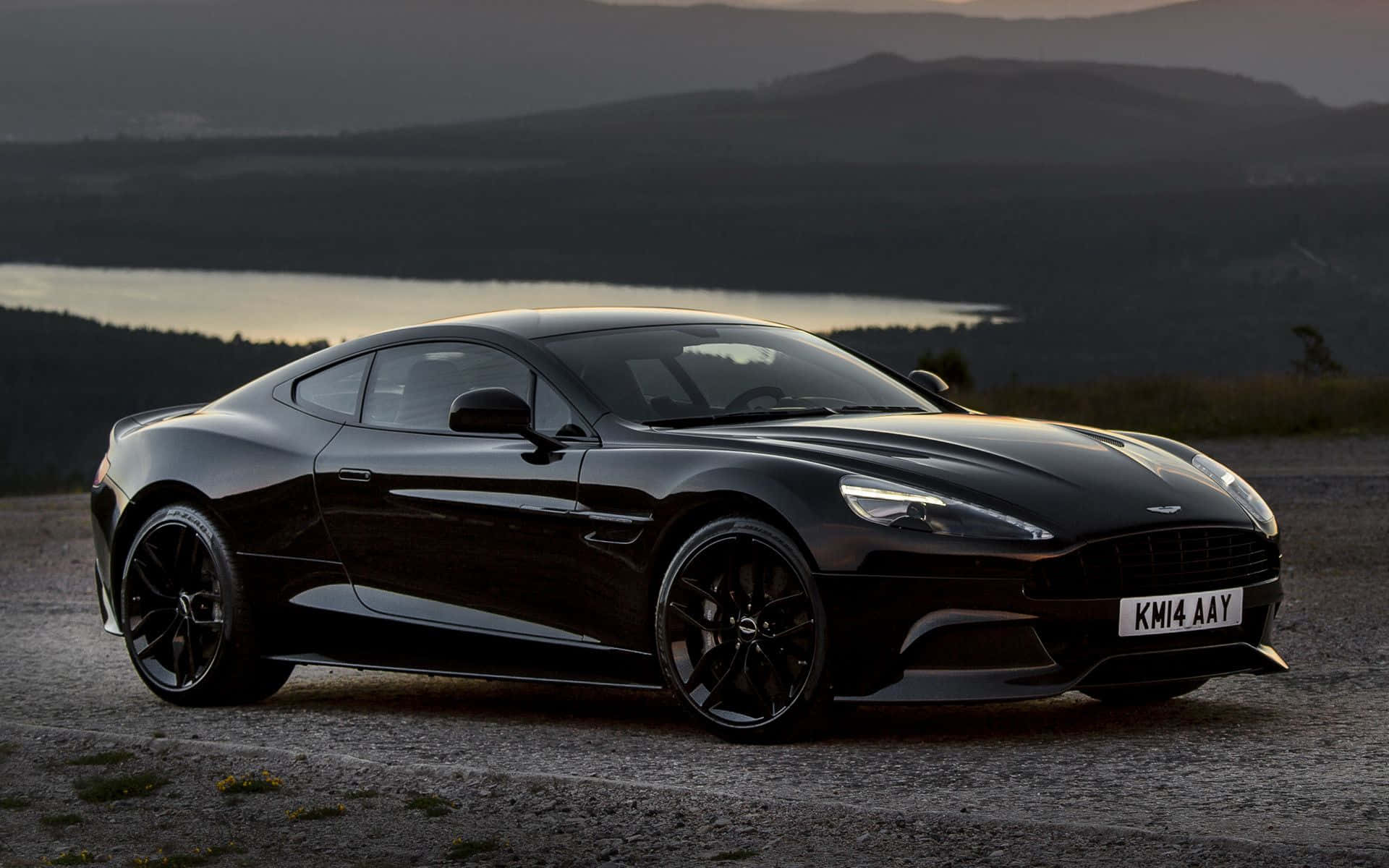 Fantastisk Aston Martin Vanquish i bevegelse Bakgrunner