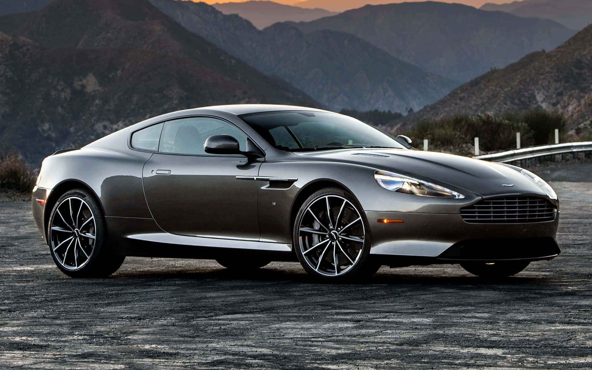 Fantastisk Aston Martin DB9 i elegant omgivelse Bakgrunner
