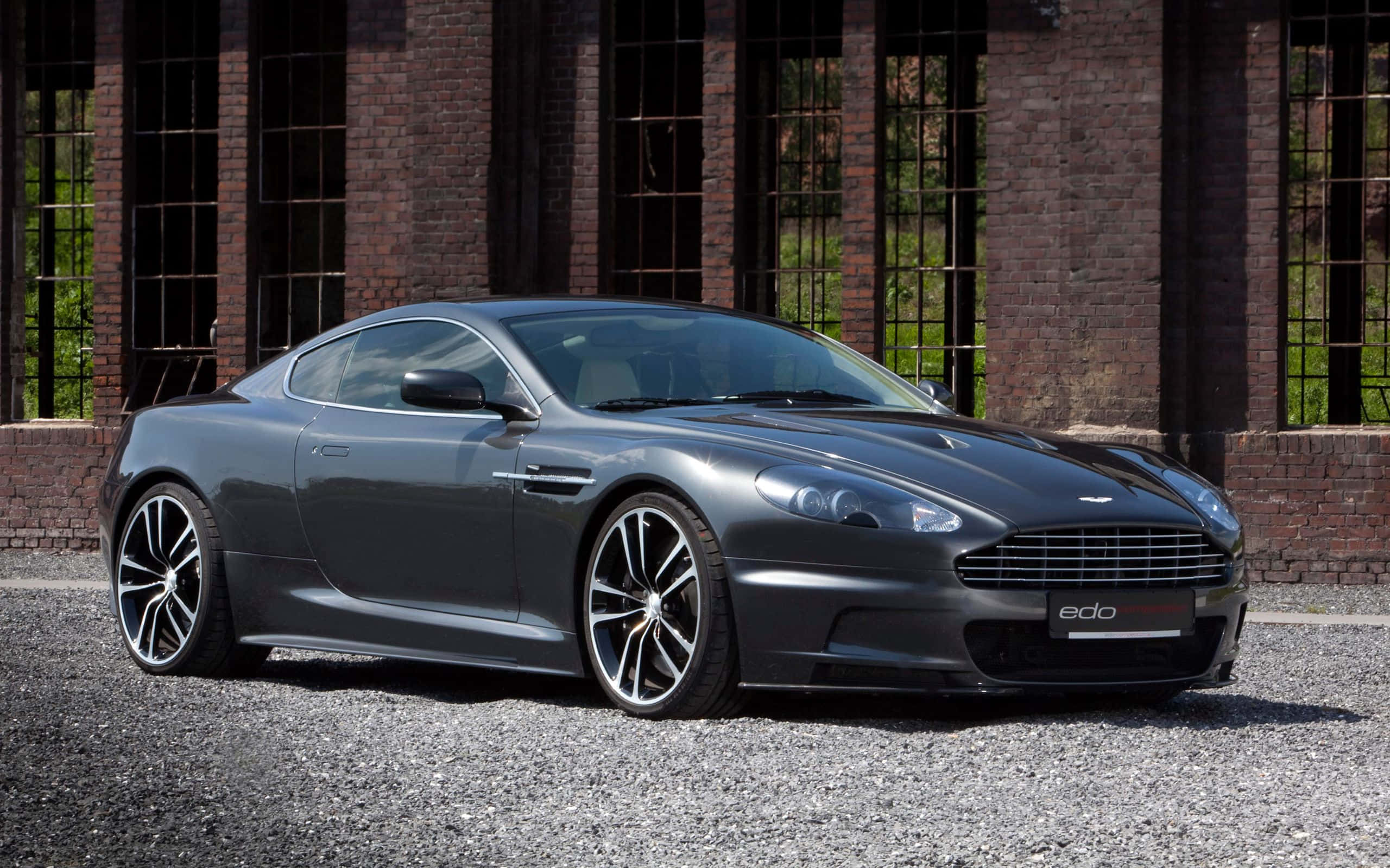 Fantastisk sølv Aston Martin DB9 på racerbanen Bakgrunner