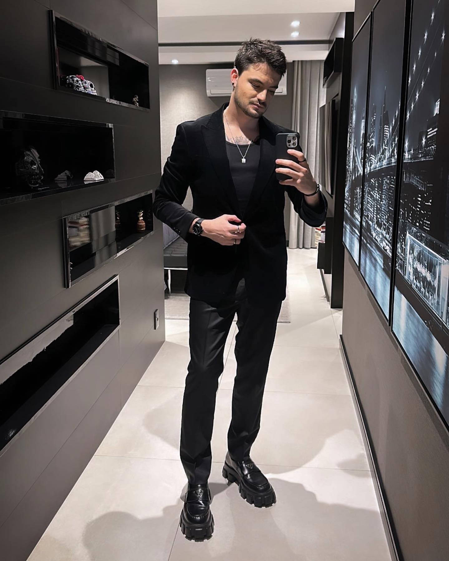 Felipe Neto elegant kledd i svart antrekk Bakgrunner