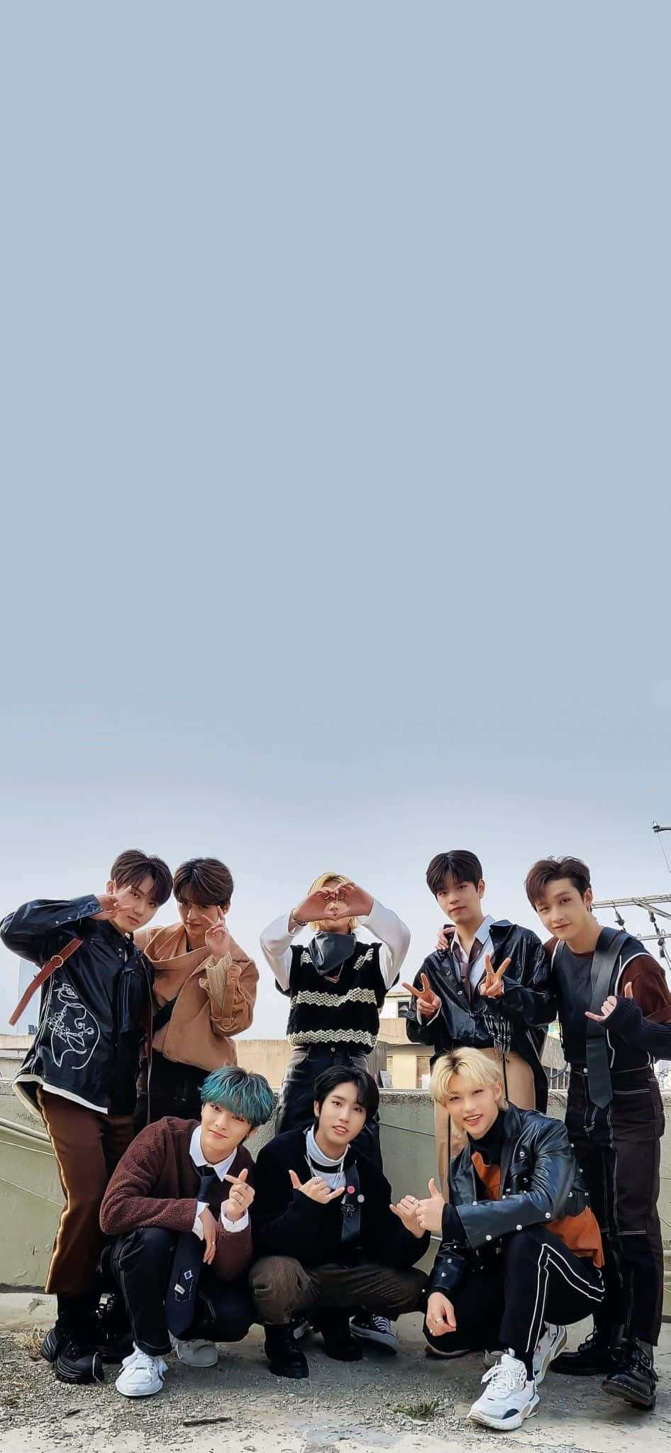 Felix fra K-pop-gruppen Stray Kids poserer selvsikkert Bakgrunner