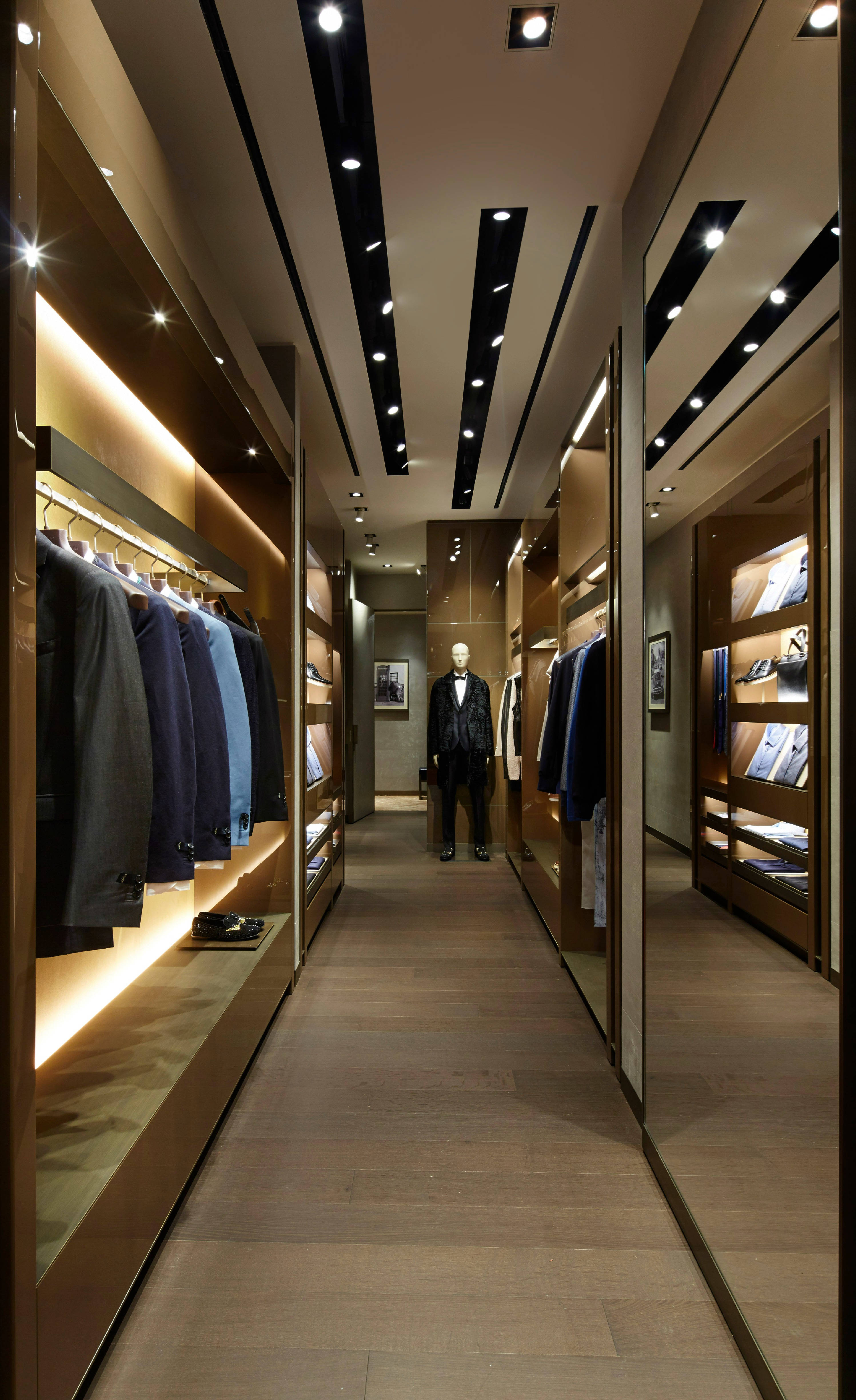 Fendi Tuxedos i rom Bakgrunner