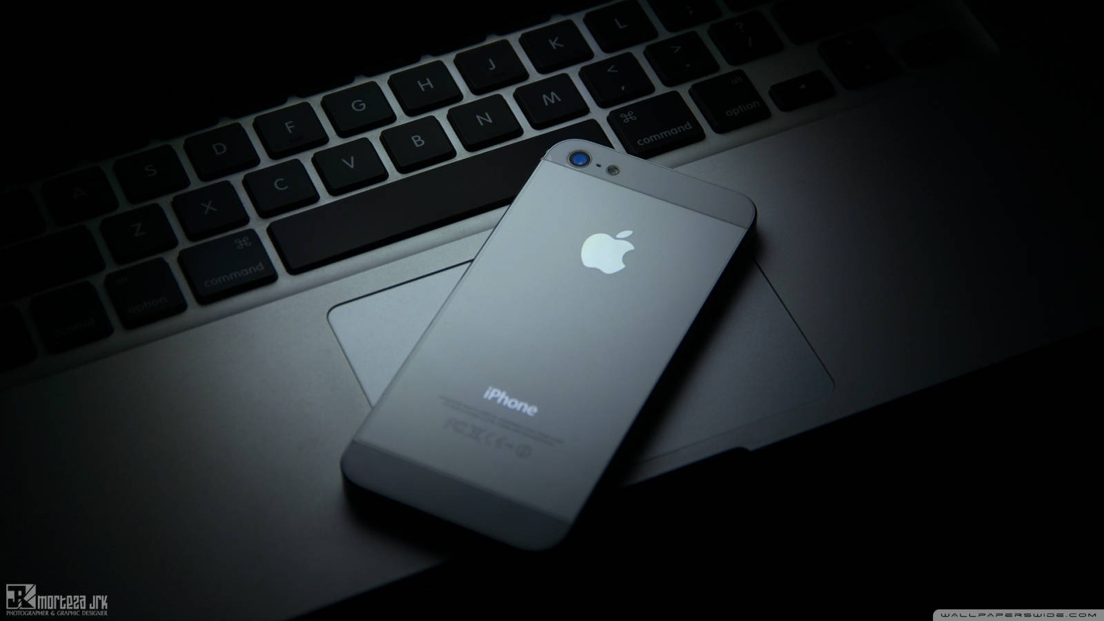 Fengslende Apple iPhone på et trebord Bakgrunner