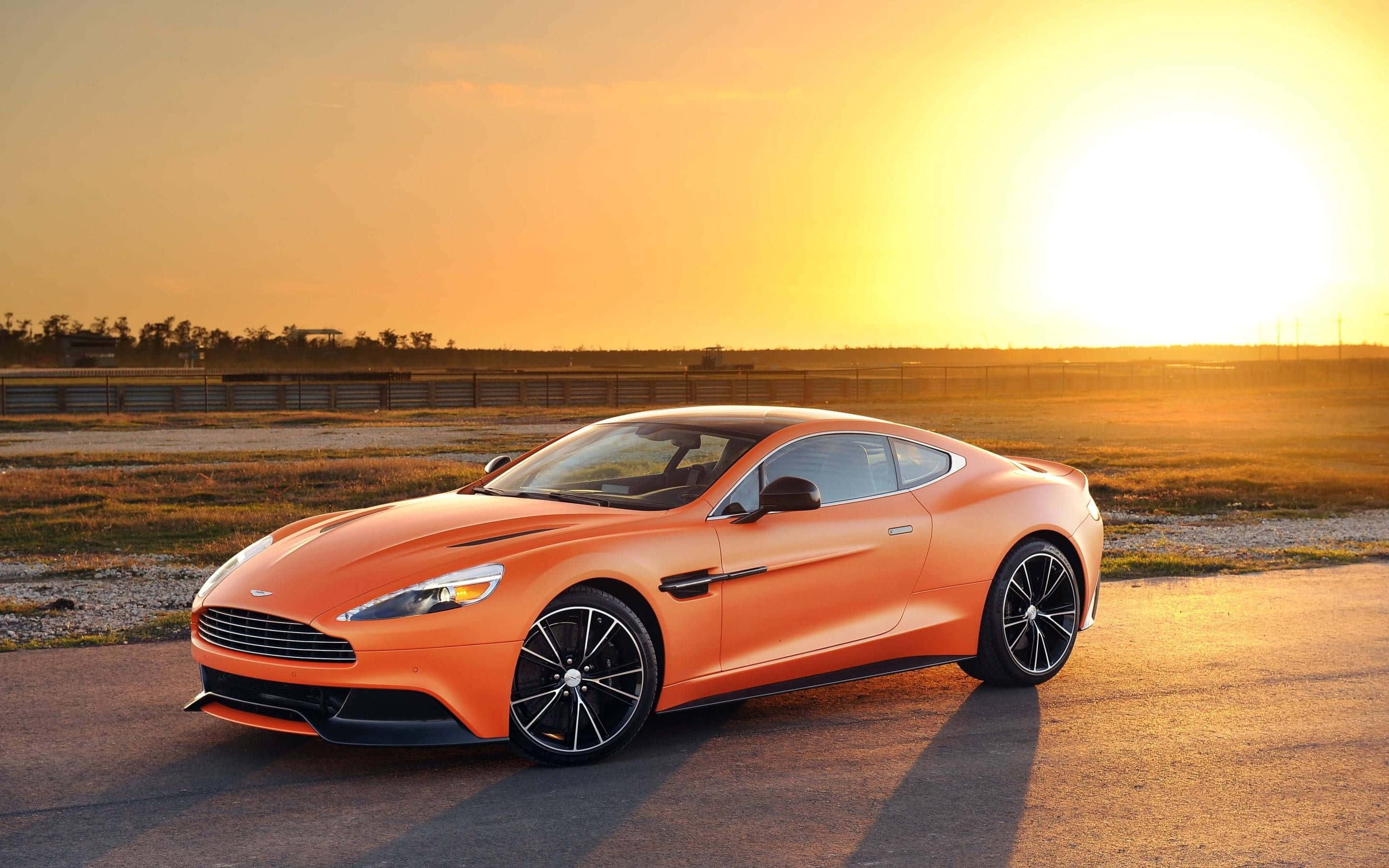 Fengslende Aston Martin Vanquish i bevegelse Bakgrunner