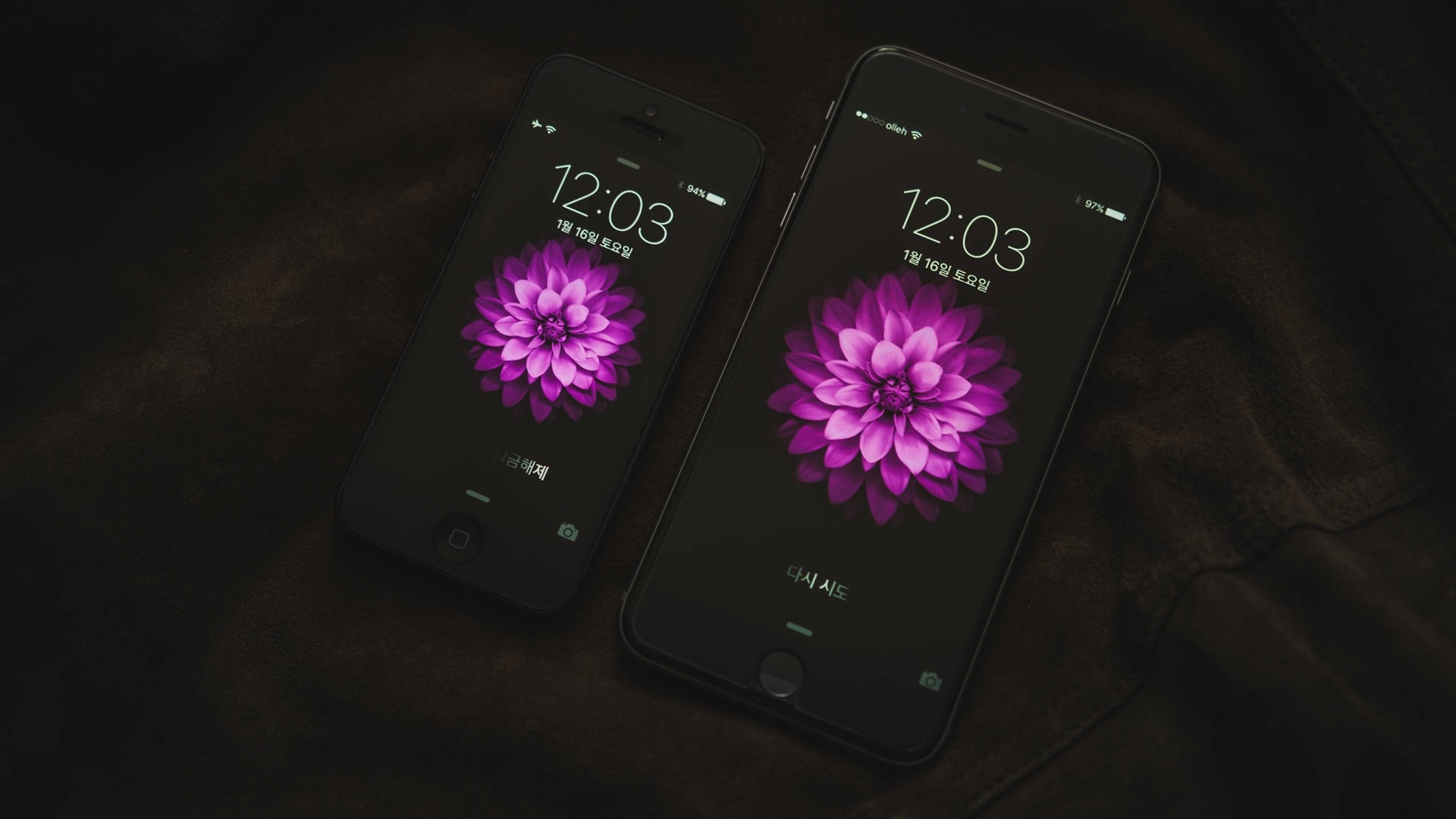 Fengslende iPhone på arbeidspult Bakgrunner