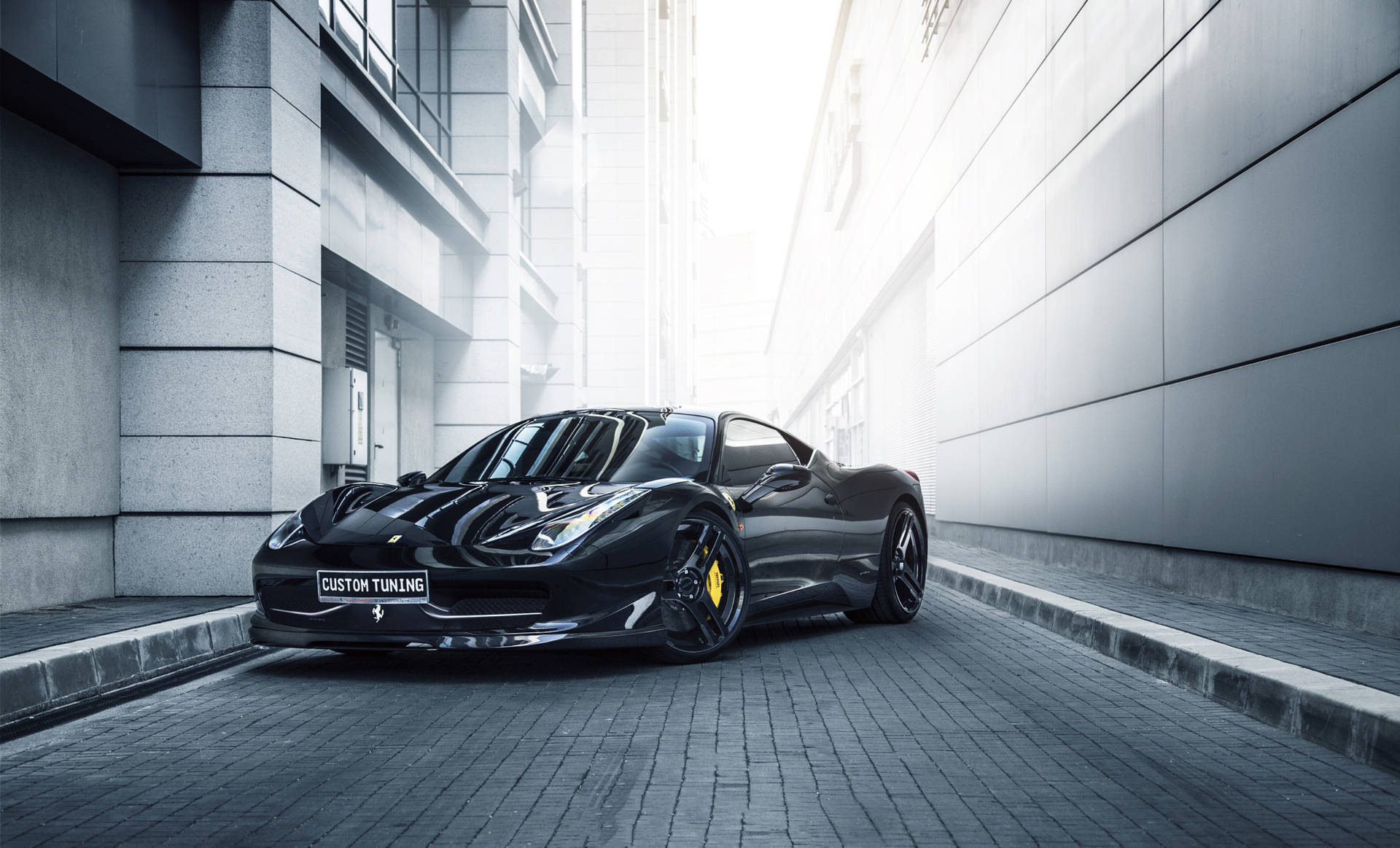 Ferrari 458 Italia modifisert av Novitec lys grå bakgrunnsbilde.