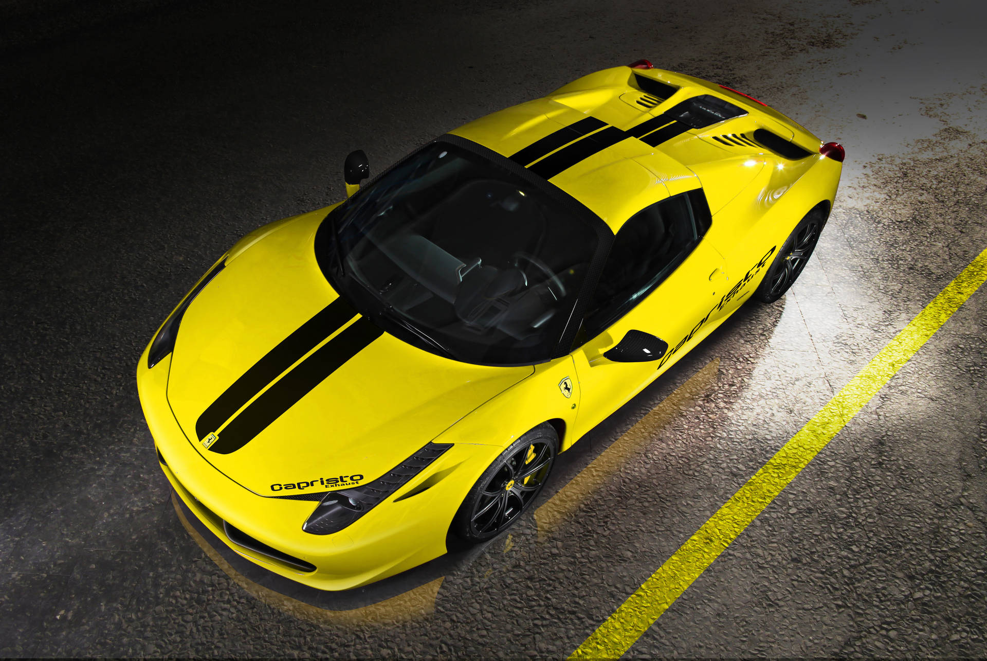Gul Ferrari 458 Spider sportsbilvariant bakgrunn.