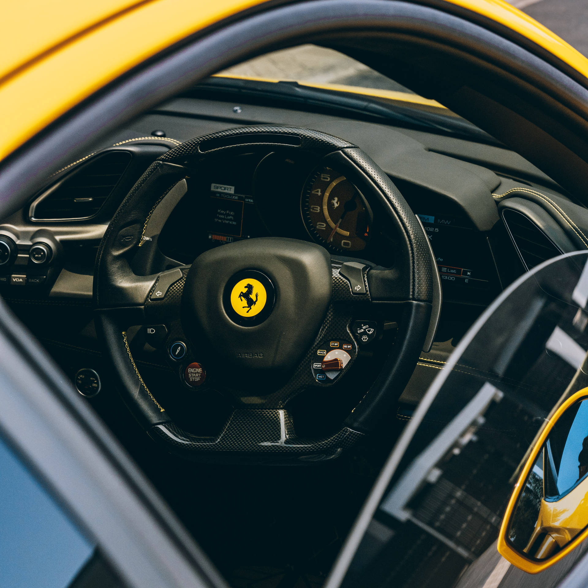 Ferrari interiør ratt speedometer med logo skrivebordsbakgrunn.