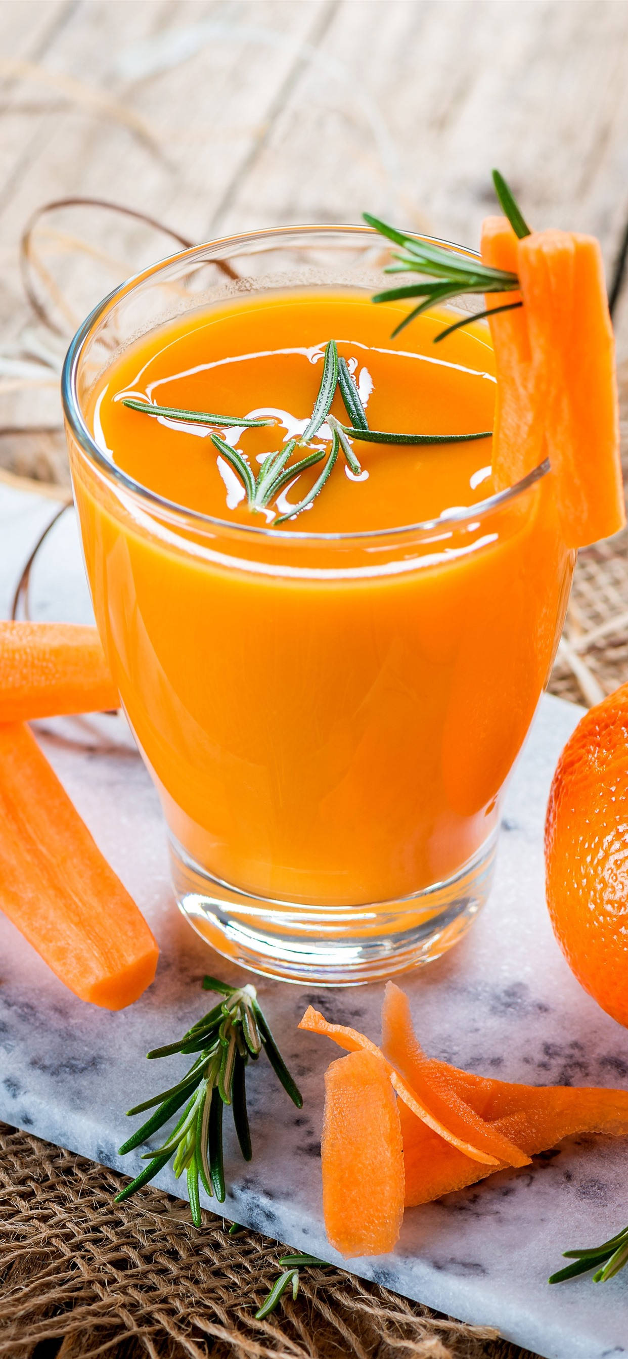 Fersk appelsinjuice med rosmarin Bakgrunner