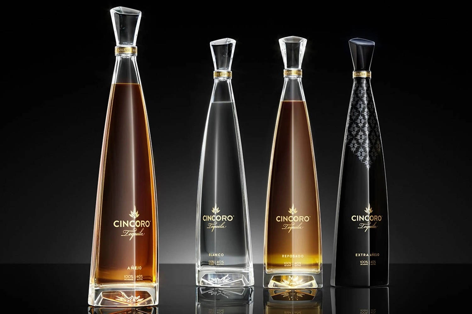 Fire Cincoro Tequila-flasker på svart gradientbakgrunn Bakgrunner