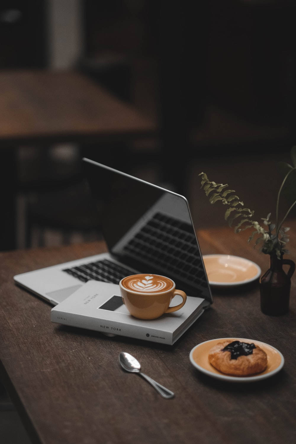 Fokusert fotografi av kaffe på laptop Bakgrunner