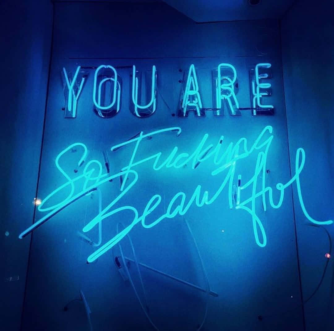Fordypelse i neon – En fantastisk blanding av dyp blå og sterke lys Bakgrunner