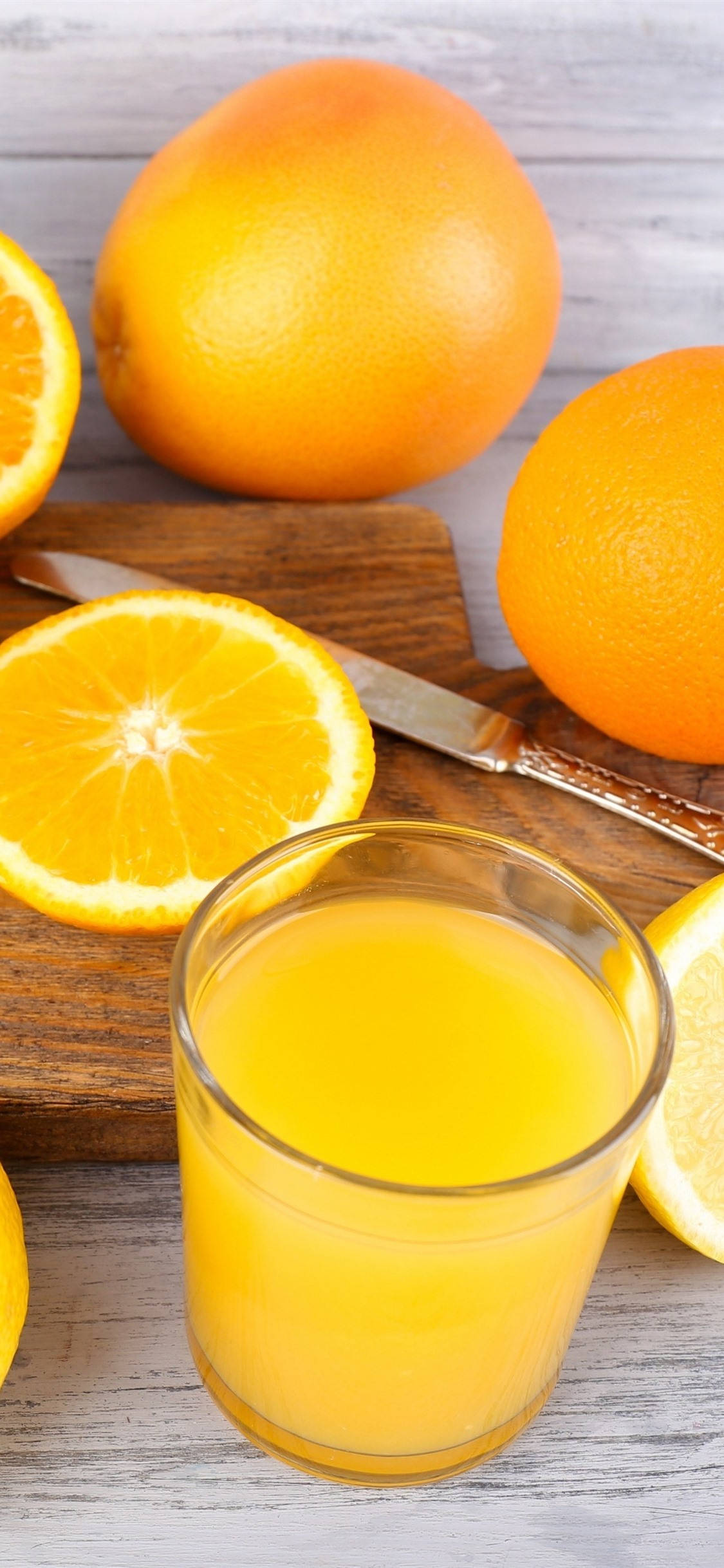 Forfriskende appelsinjuice med appelsinskiver Bakgrunner
