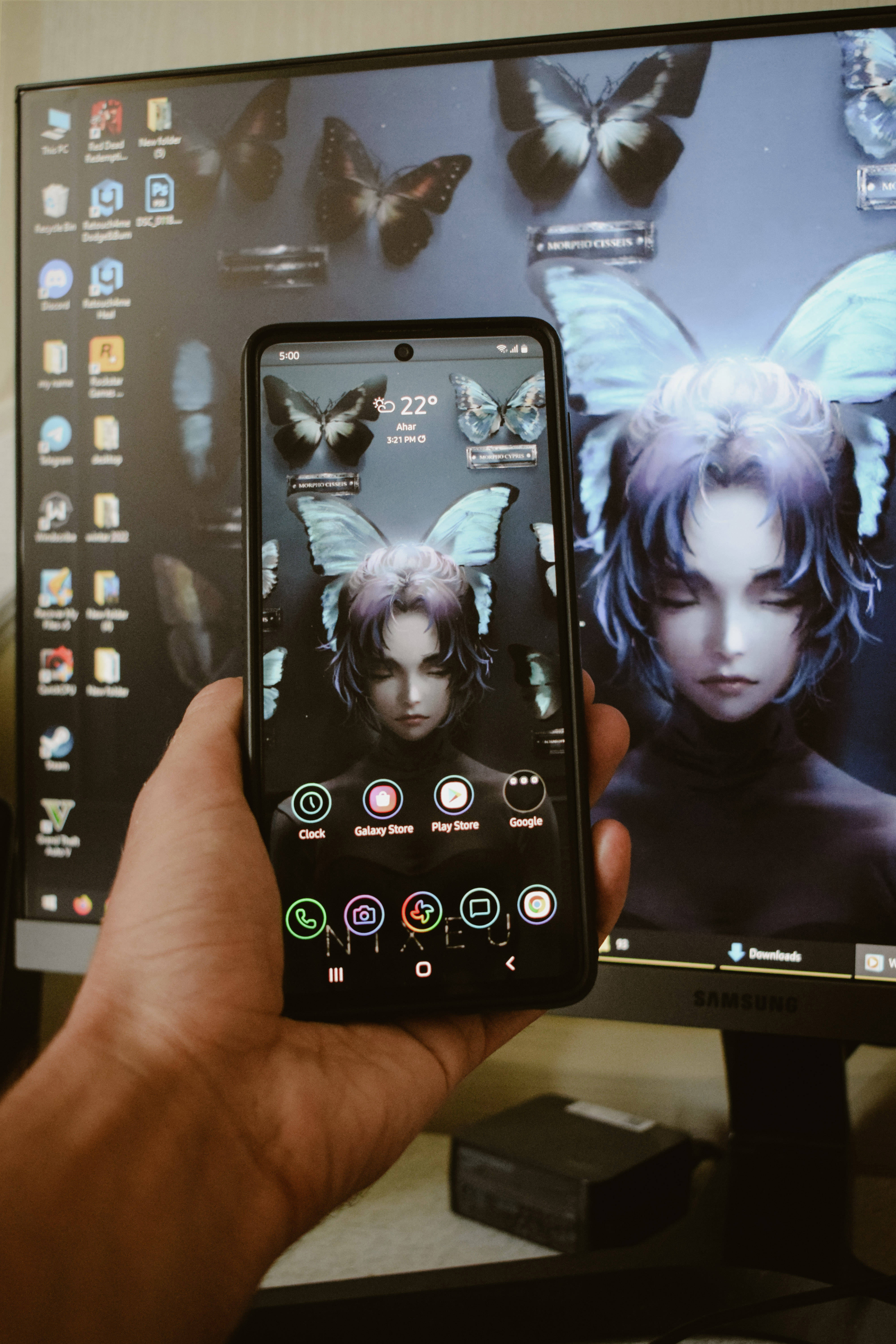 Fortryllende animekvinne på telefon Bakgrunner