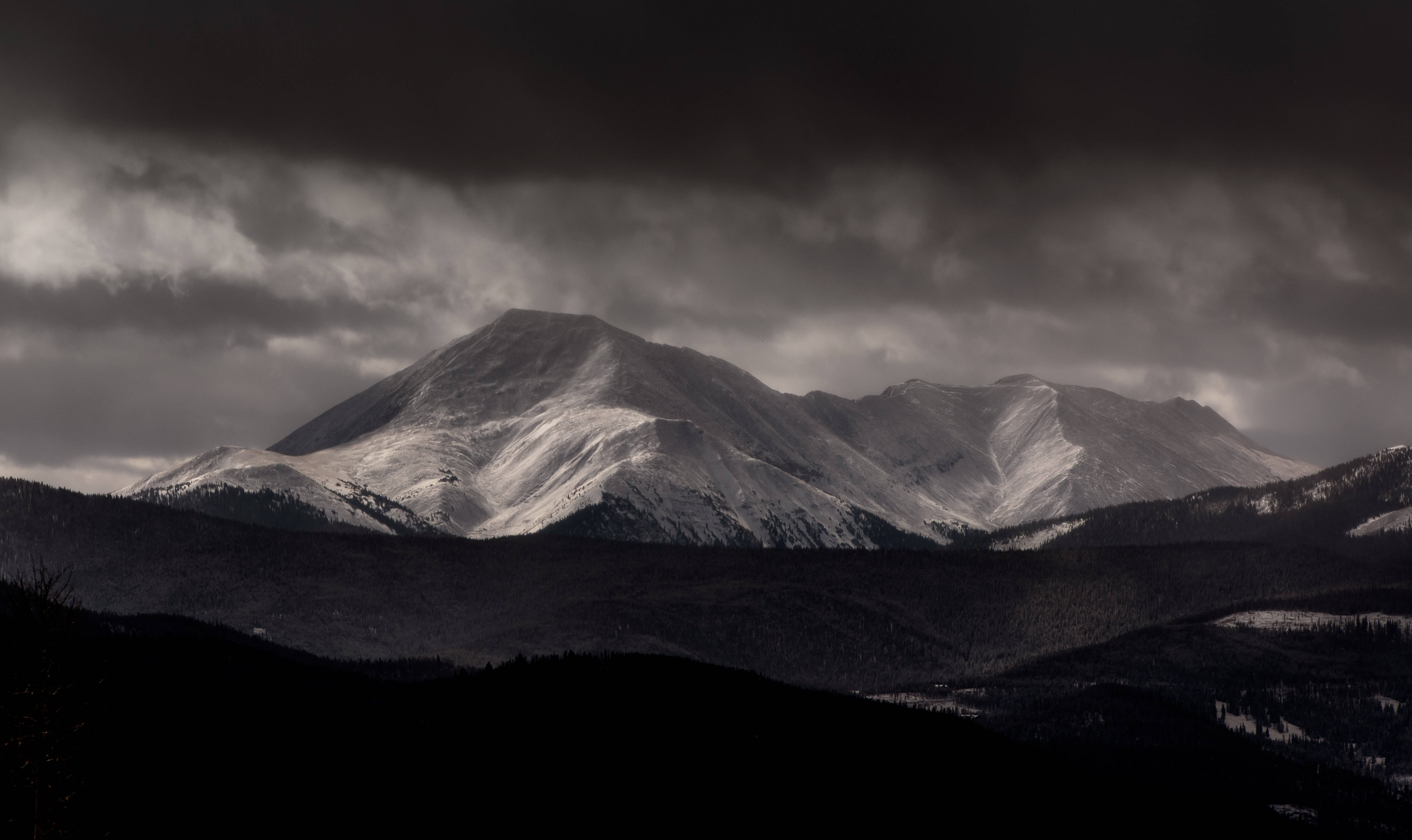 Fortryllende fjell mørk 4K Bakgrunner