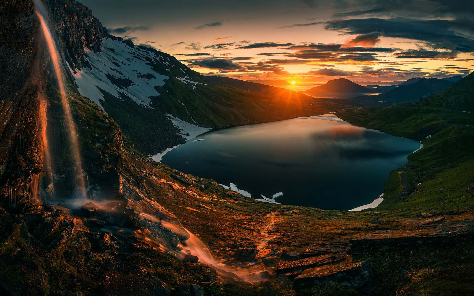 Foss og fjellandskap ved solnedgang Bakgrunner