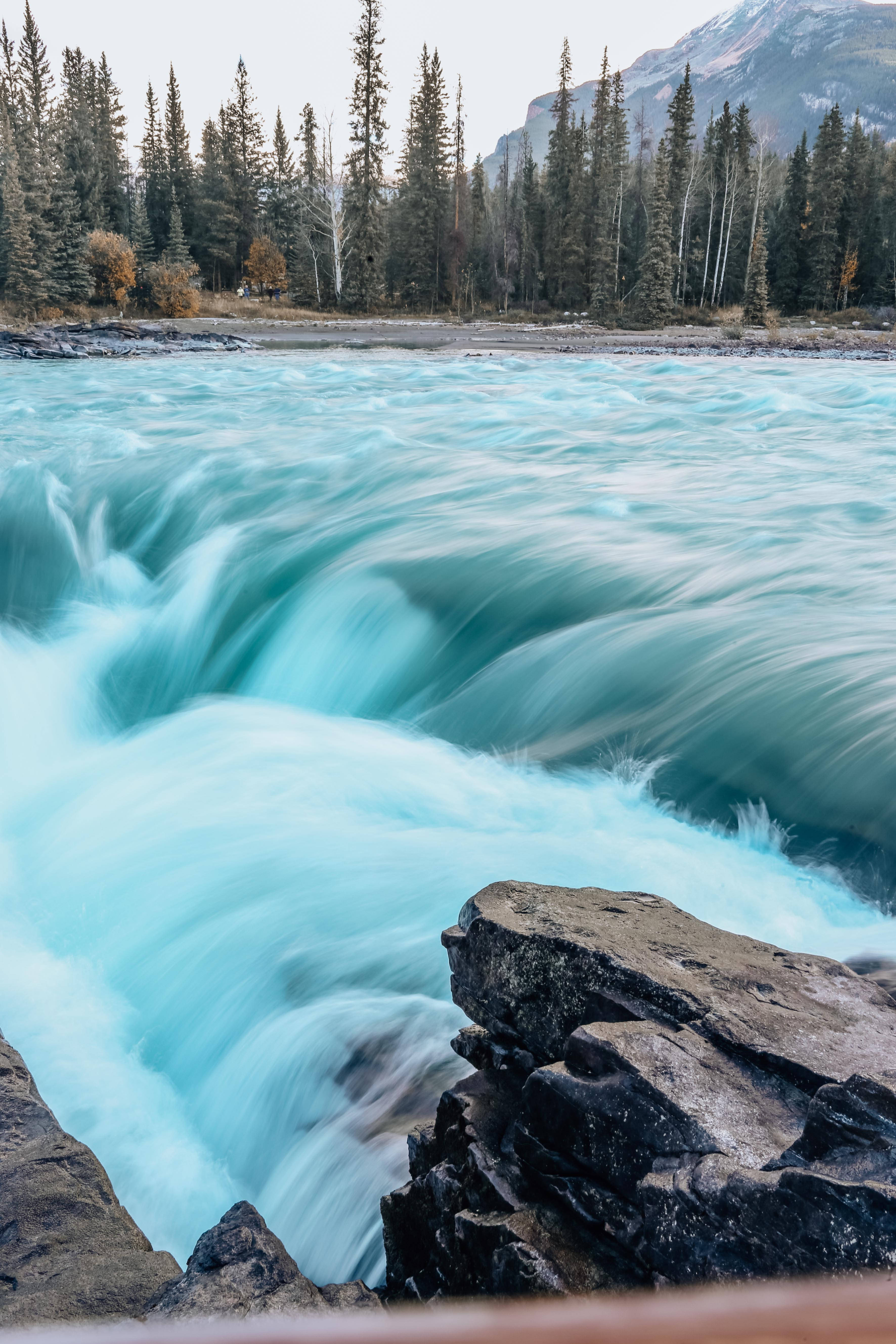Fosserende vann ved Athabasca Falls Bakgrunner