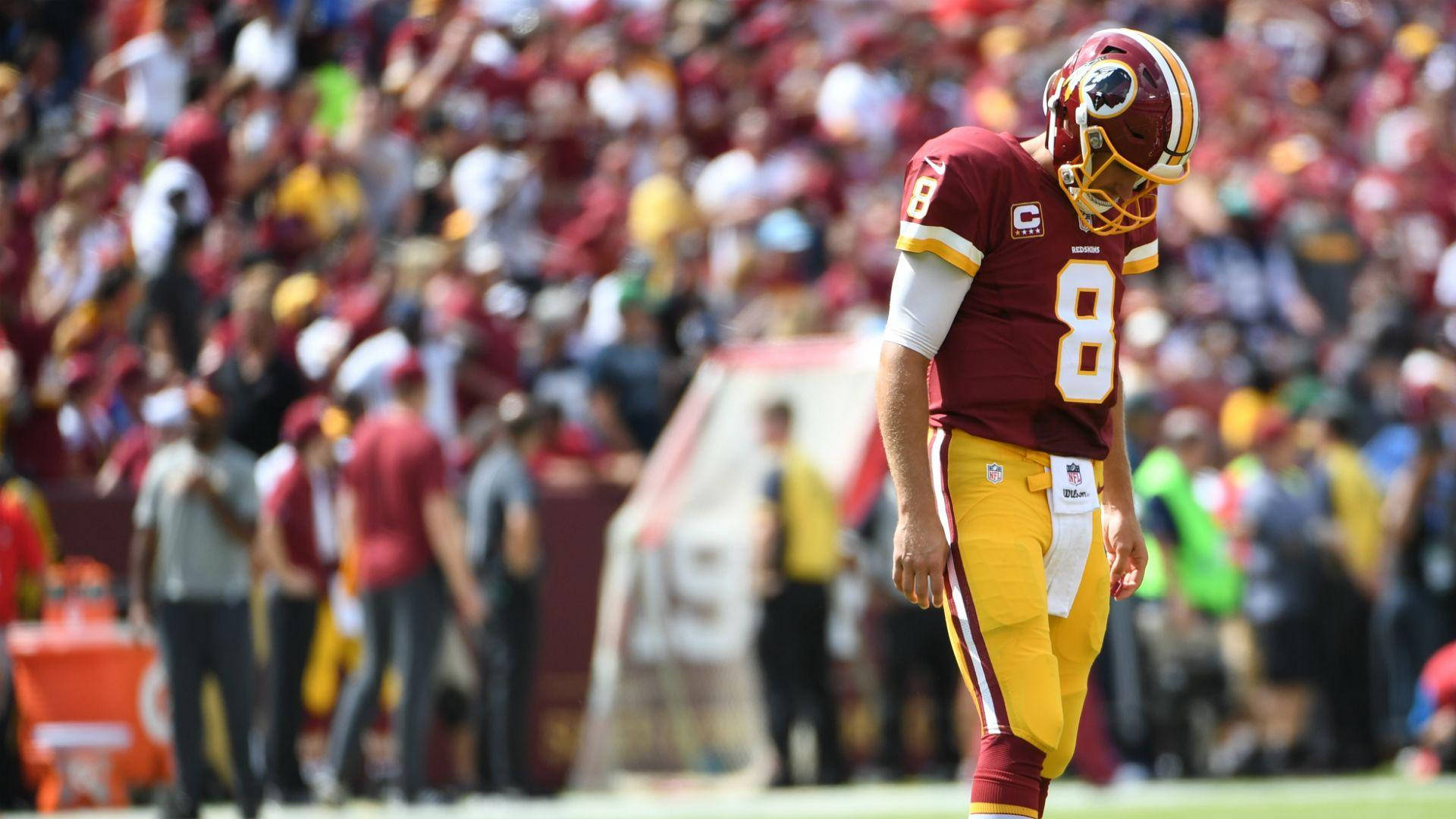 Fotballspiller Kirk Cousins ser ned Bakgrunner