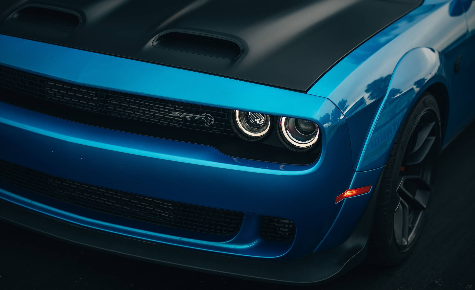 Frontlykter på en blå Dodge Challenger Bakgrunner