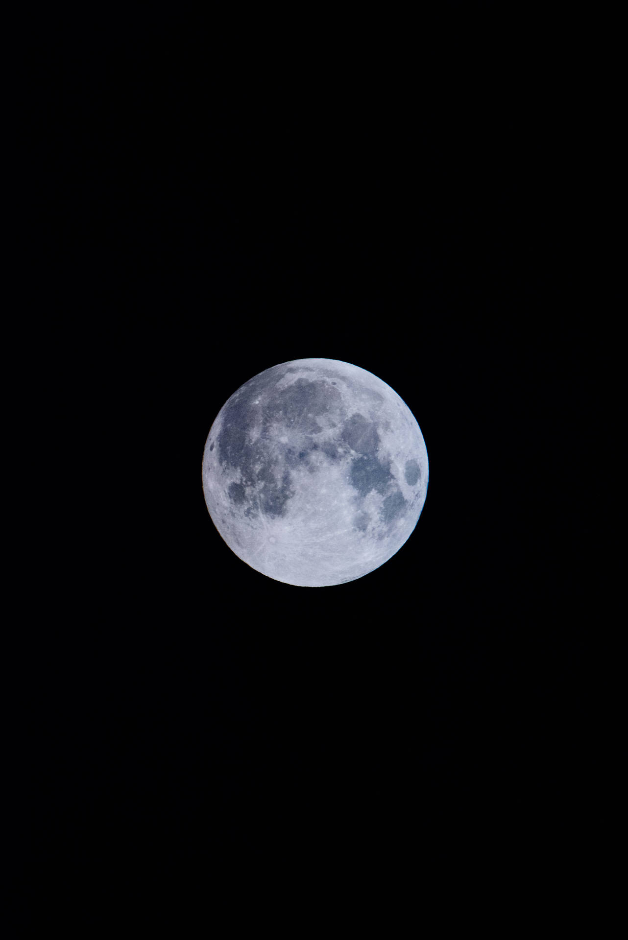 Fullmåne som skinner sterkt over den mørke midnattshimmelen. Satellittbilde fra verdensrommet.