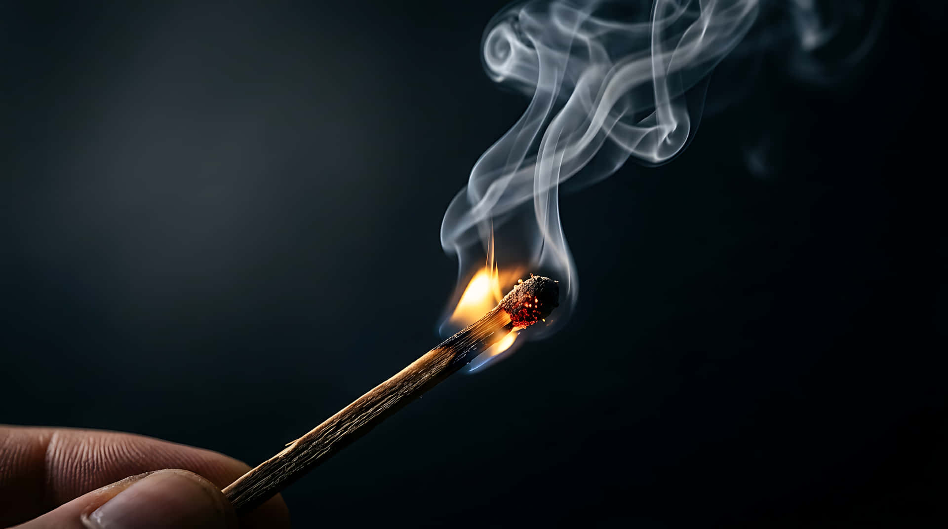 Fyrstikk som antennes med flamme og dynamiske røksvirvler, kinematisk makro av ildstart Bakgrunner