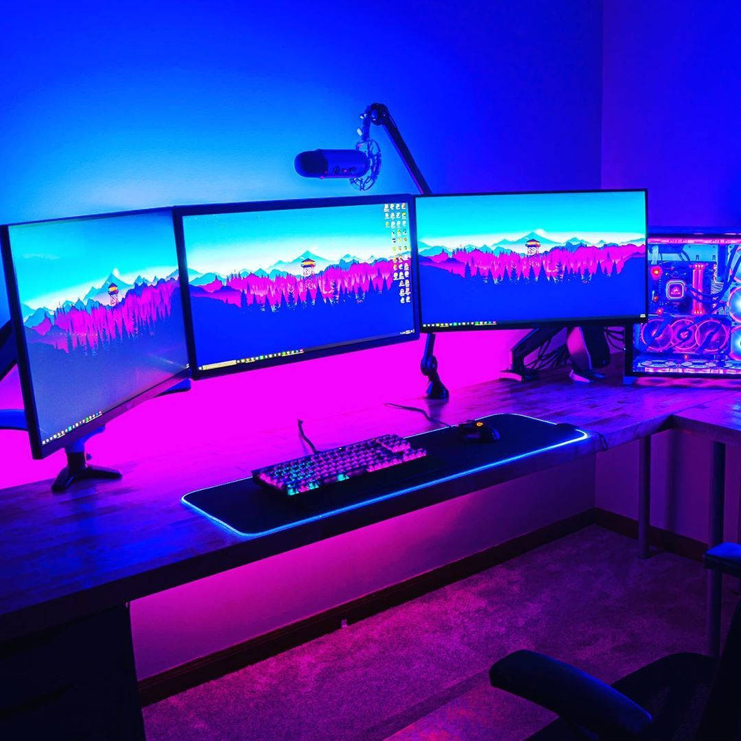 Gaming-rom med tre skjermer Bakgrunner