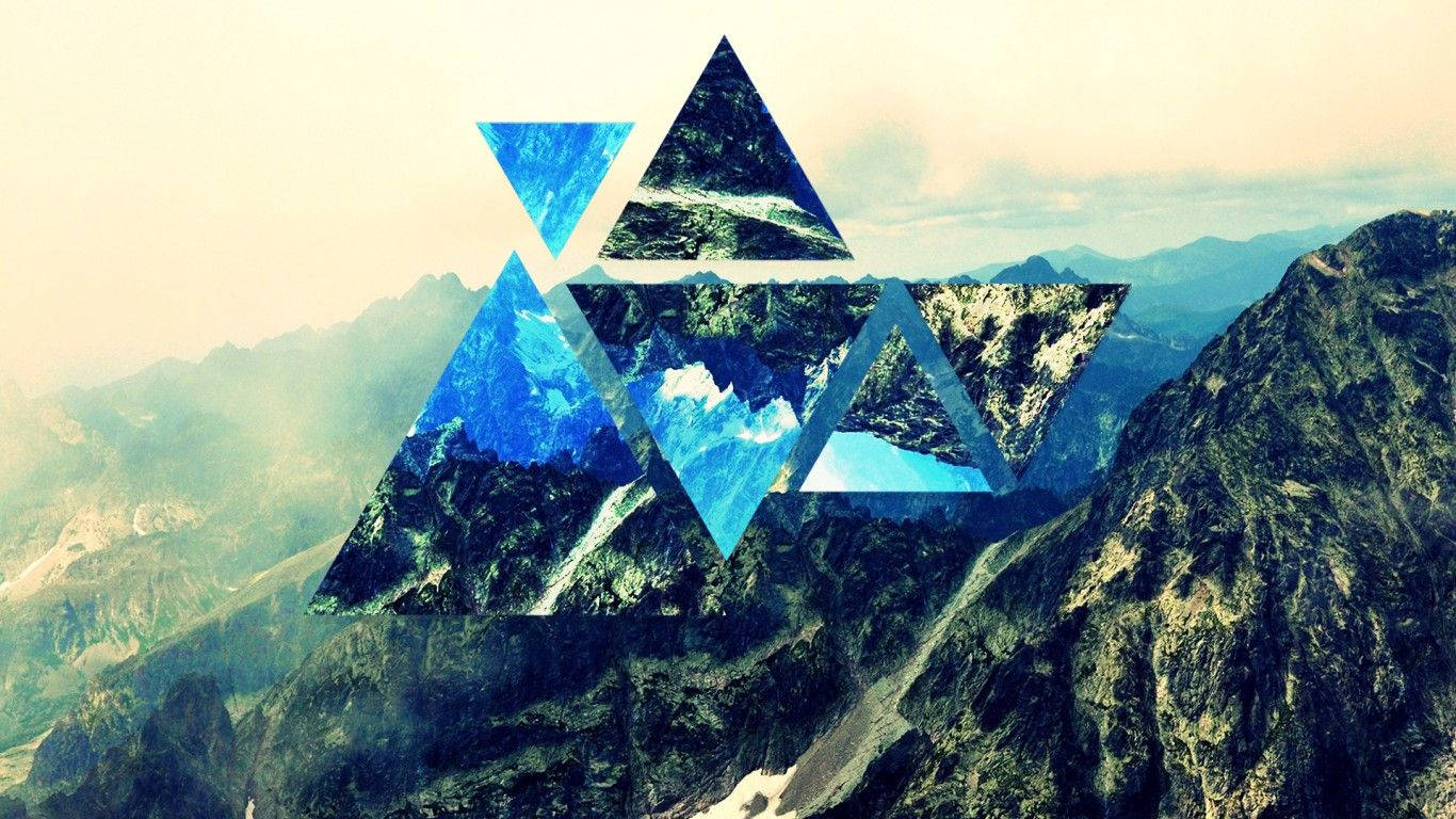 Geometrisk polyscape med tre skarpe steintriangler foran et snødekt fjell Bakgrunner