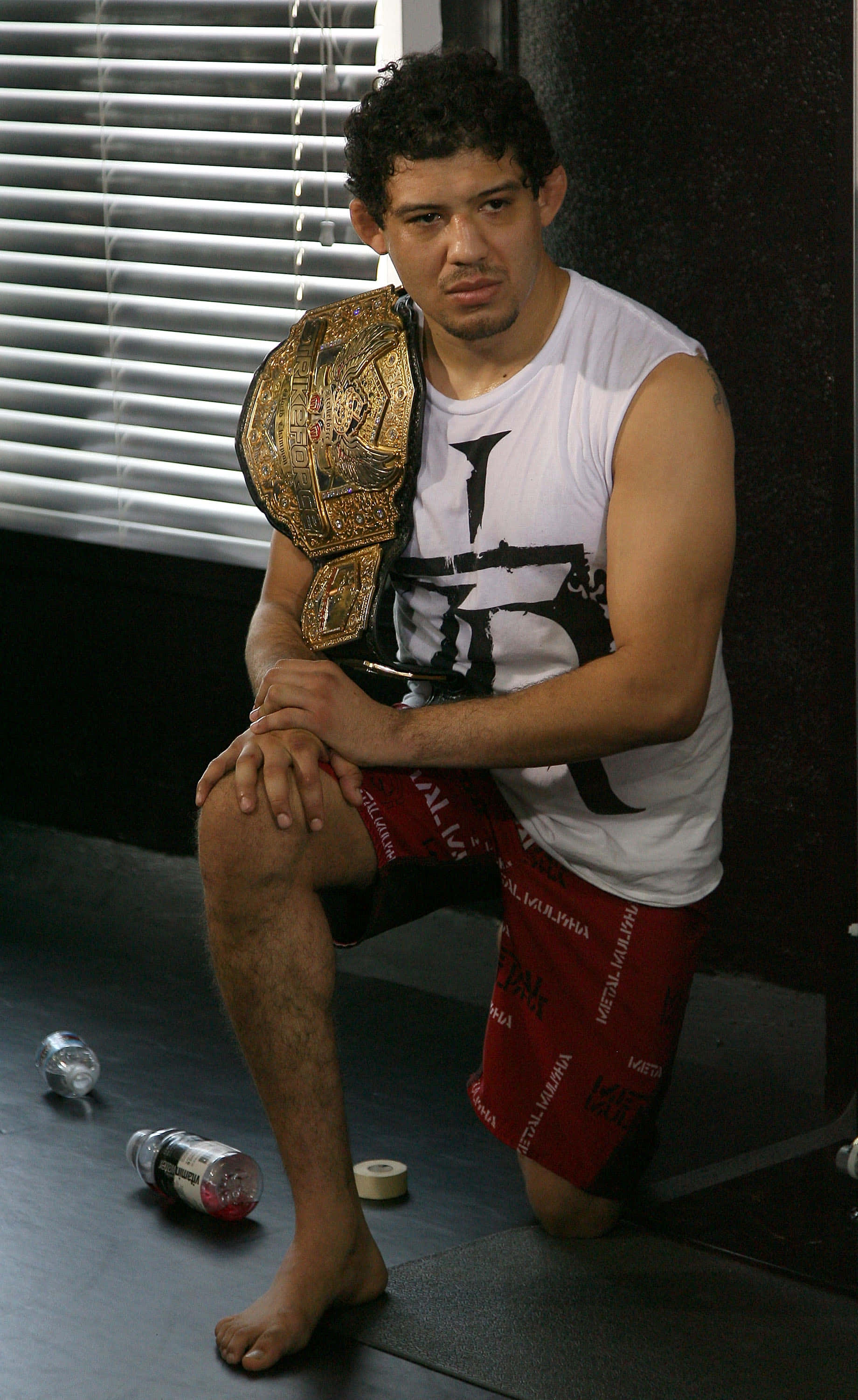 Gilbert Melendez Strikeforce lettvektsmester kneler Bakgrunner