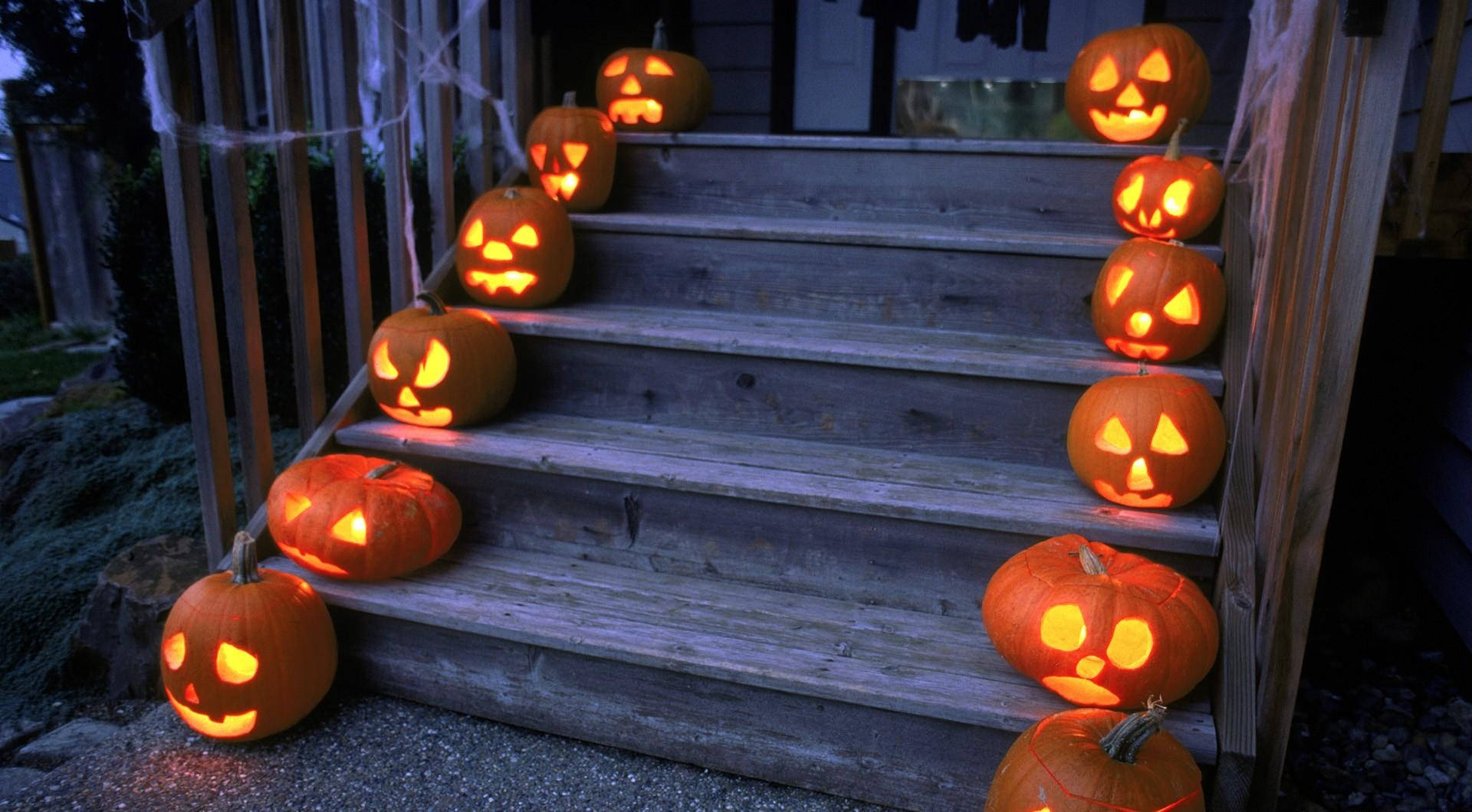 Gjør deg klar for en skummel og spennende Halloween i dette hjemsøkte huset! Bakgrunner