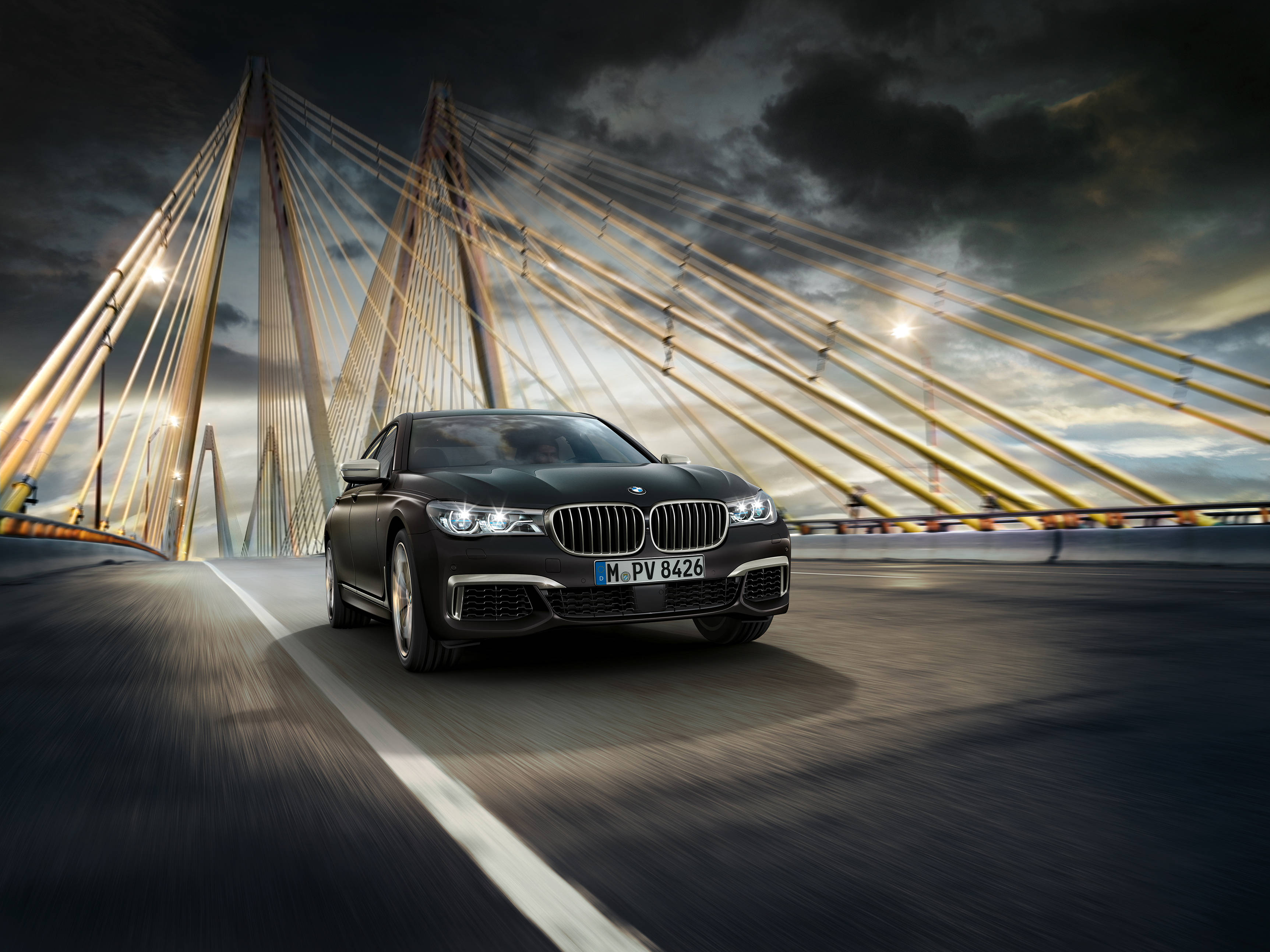 Gjør deg klar til å ta rattet i den luksuriøse BMW M760Li XDrive Bakgrunner