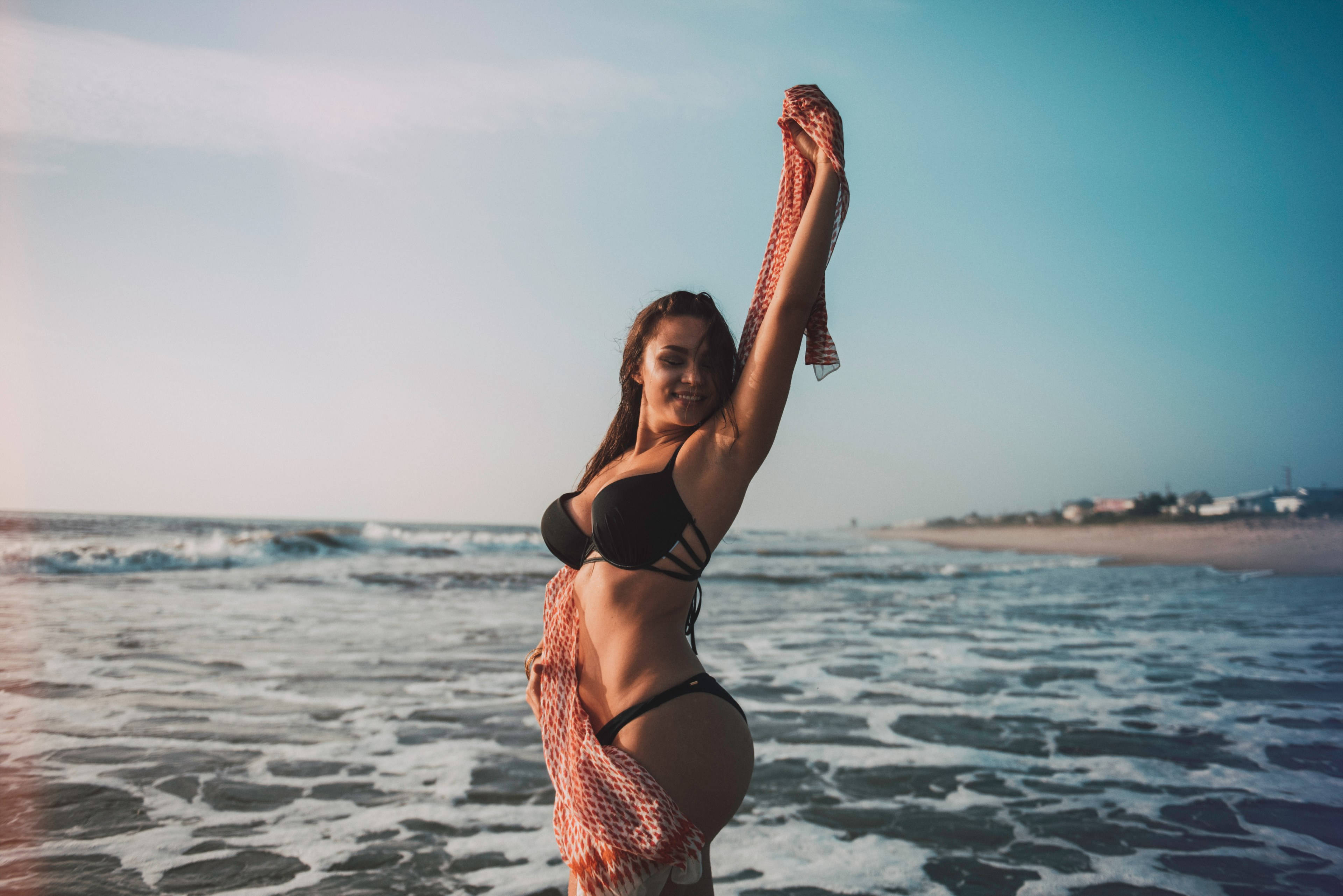 Glad kvinne i bikini Bakgrunner