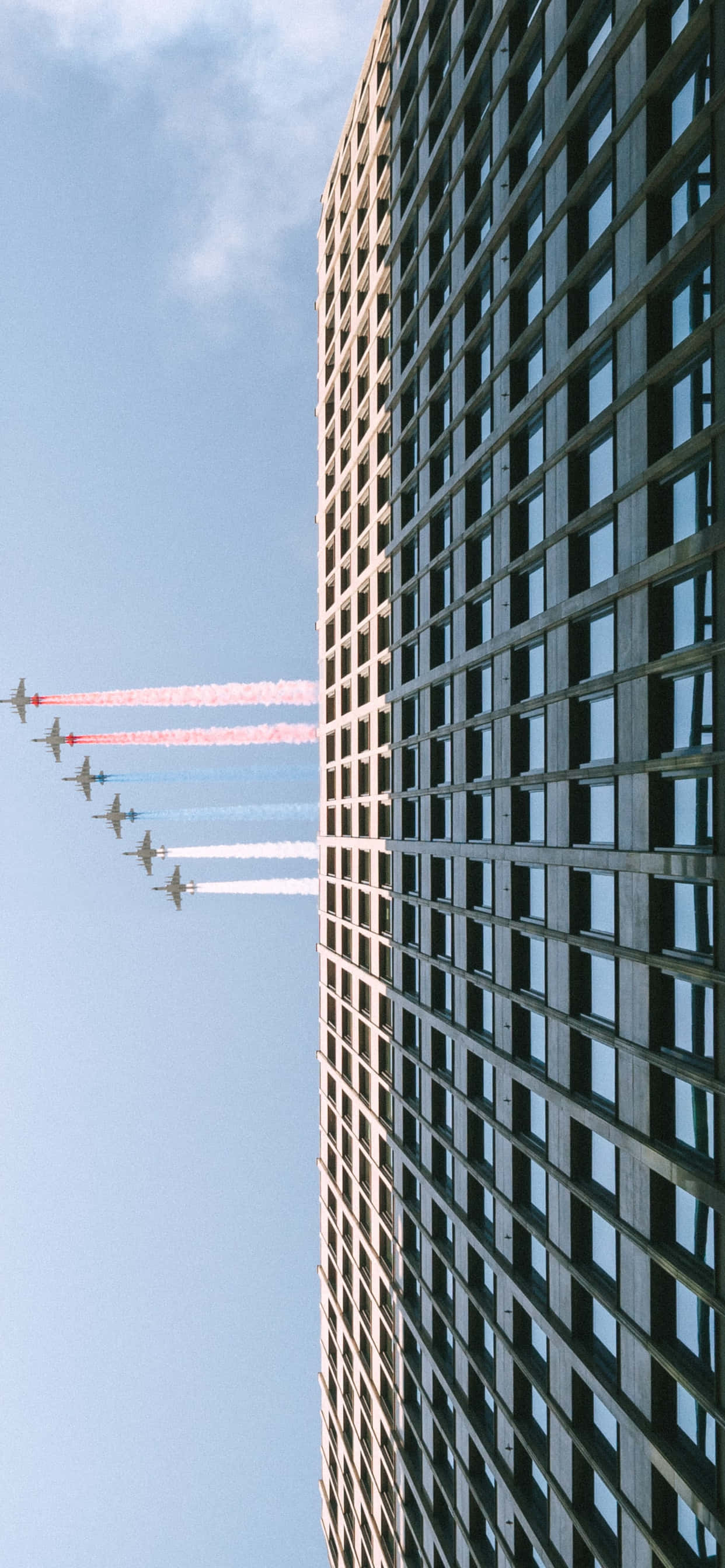 Glødende solnedgangshimmel over et lite kommersielt fly. Bakgrunner