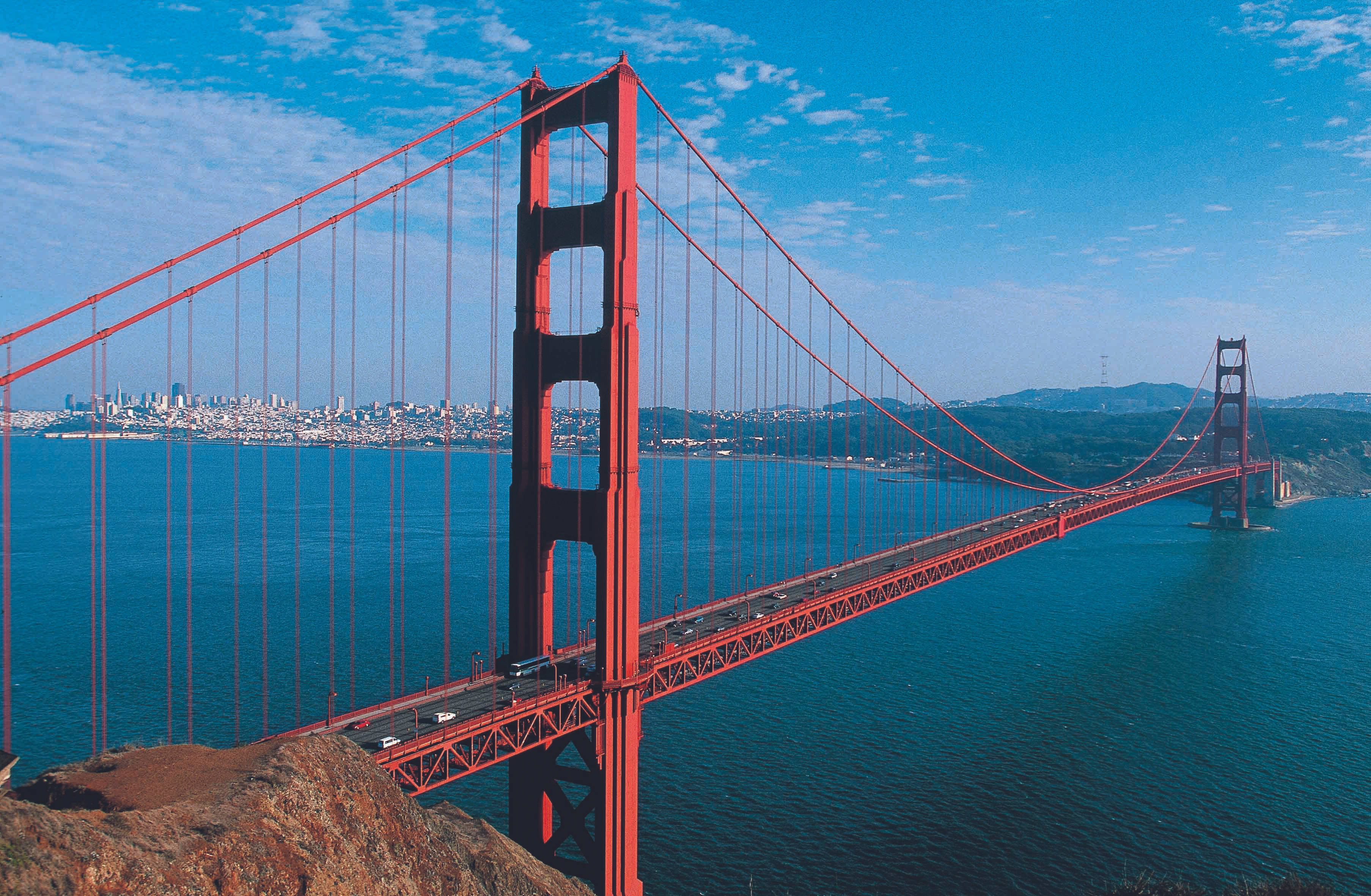 Golden Gate Bridge hengende over blått vann Bakgrunner