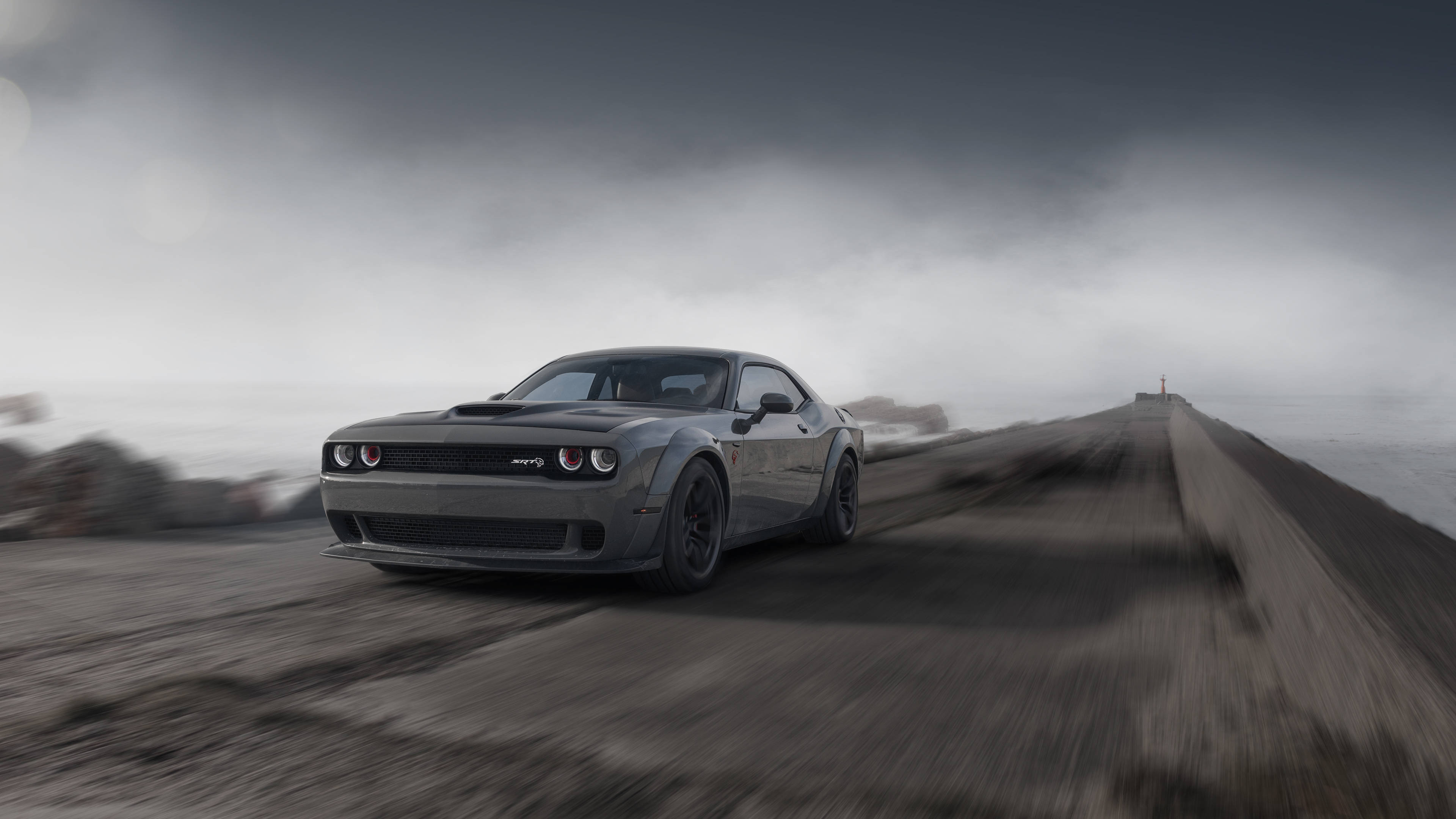 Grå Dodge Challenger Demon 4K på en røykfylt vei Bakgrunner