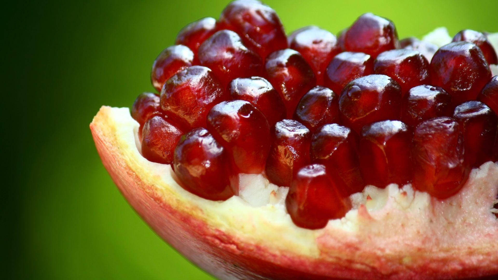 Granateplefrukt med synlige frø Bakgrunner