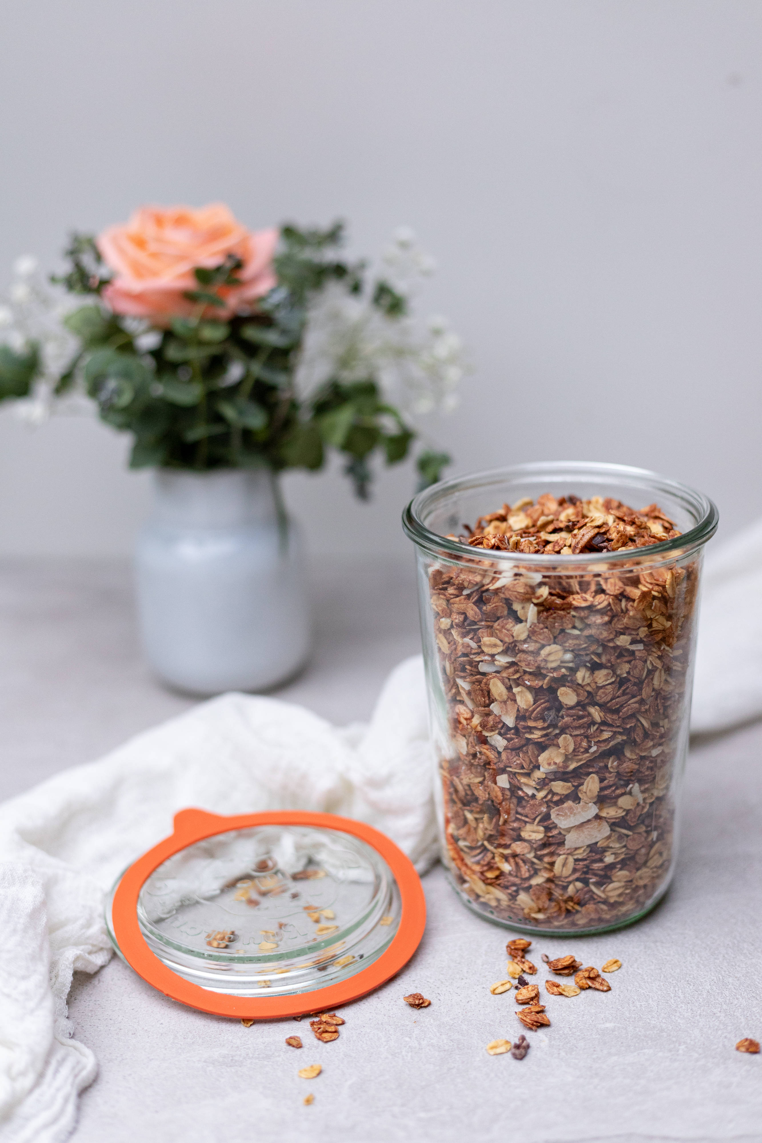 Granola og rosa roseblomst Bakgrunner