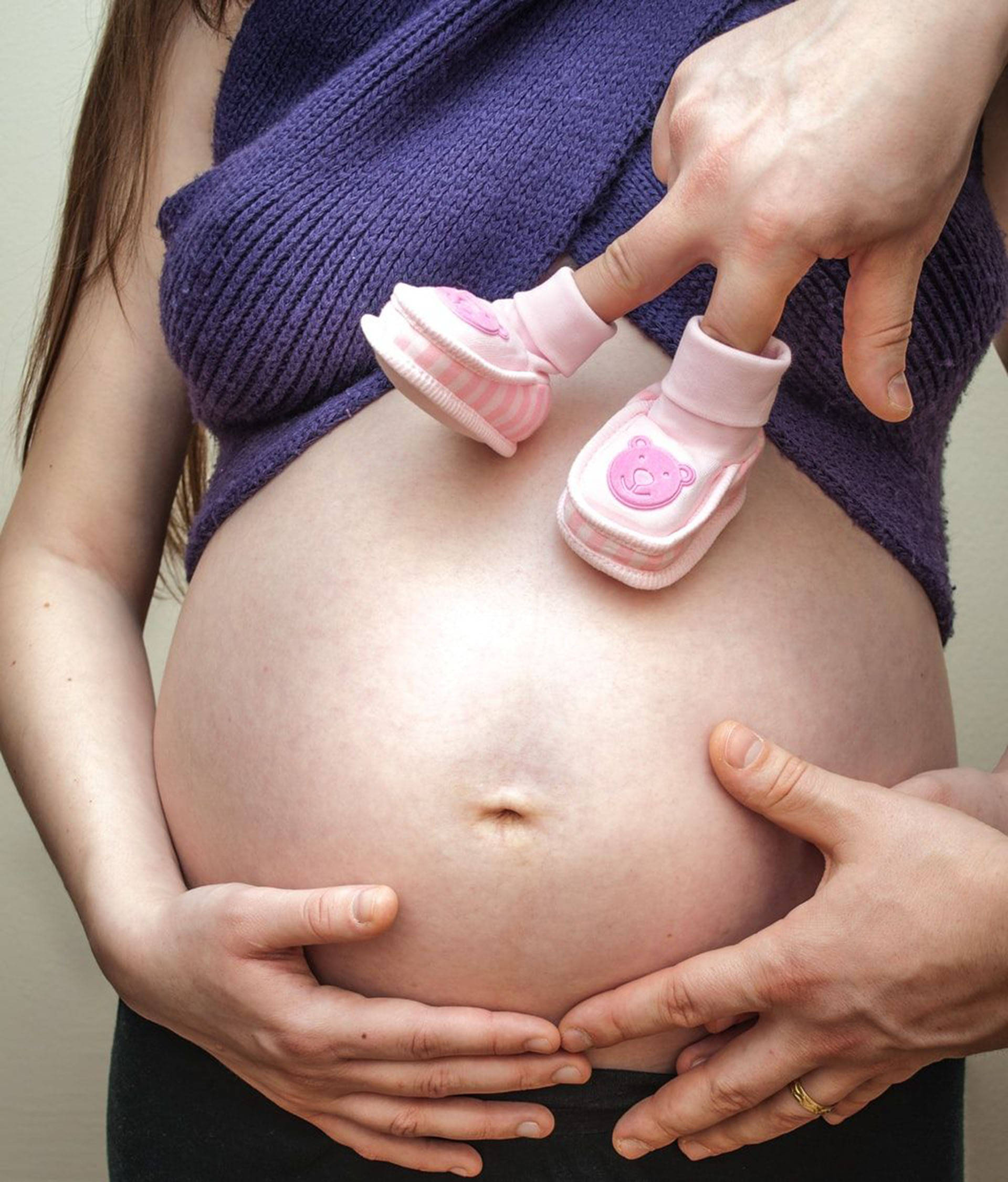 Gravidmage med baby sko Bakgrunner