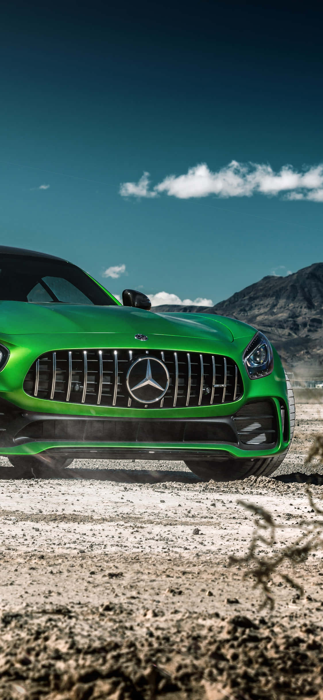 Grønn iPhone Xs Mercedes Amg Bakgrunn Nær Fjell Bakgrunner