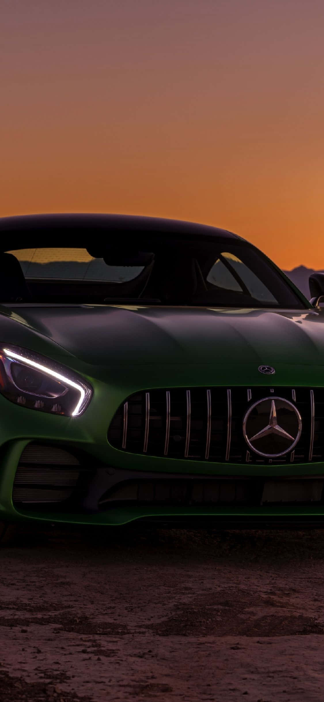 Grønn iPhone Xs Mercedes Amg Bakgrunn Under Solnedgang Bakgrunner