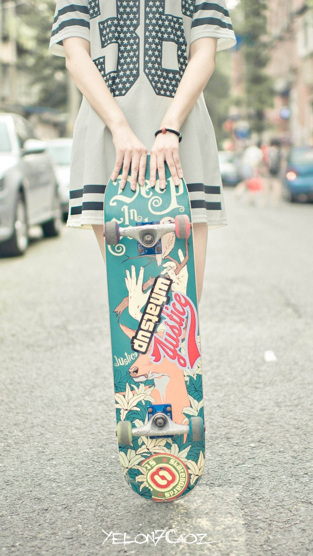 Halvkropp av jente med skateboard iPhone Bakgrunner