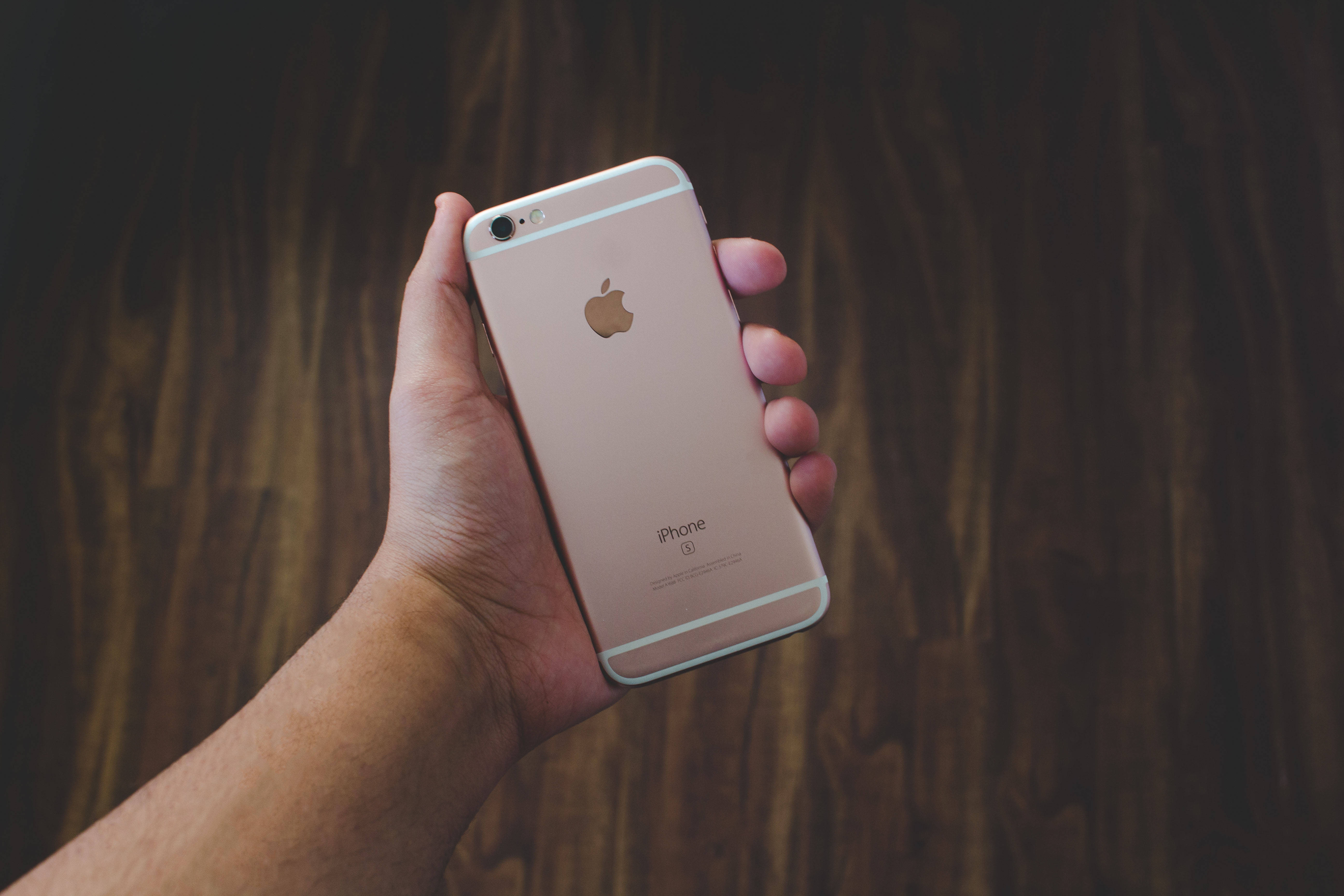 Hånd som holder rosegull iPhone 6 Bakgrunner