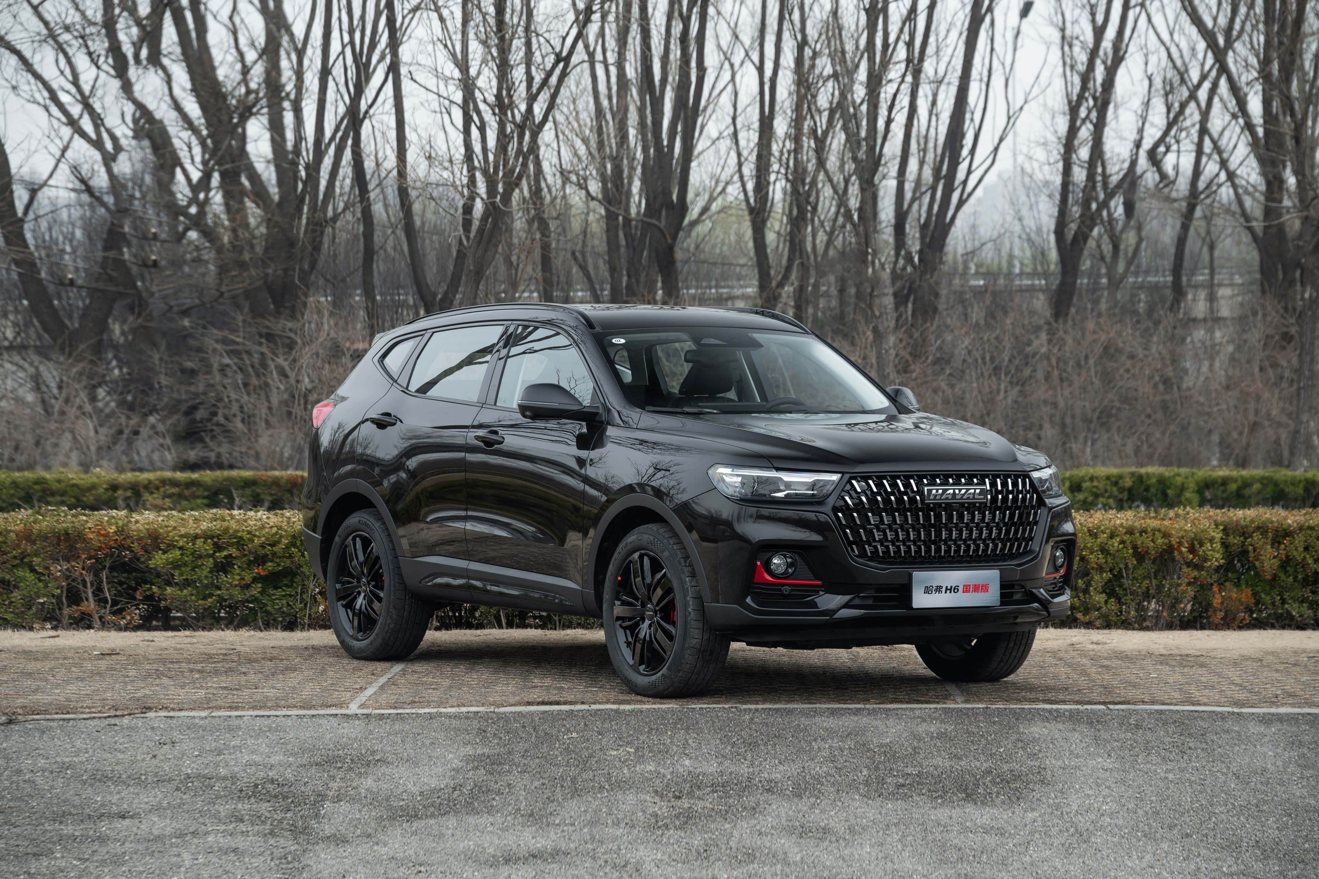 Havals stilige SUV cruiser nedover veien Bakgrunner