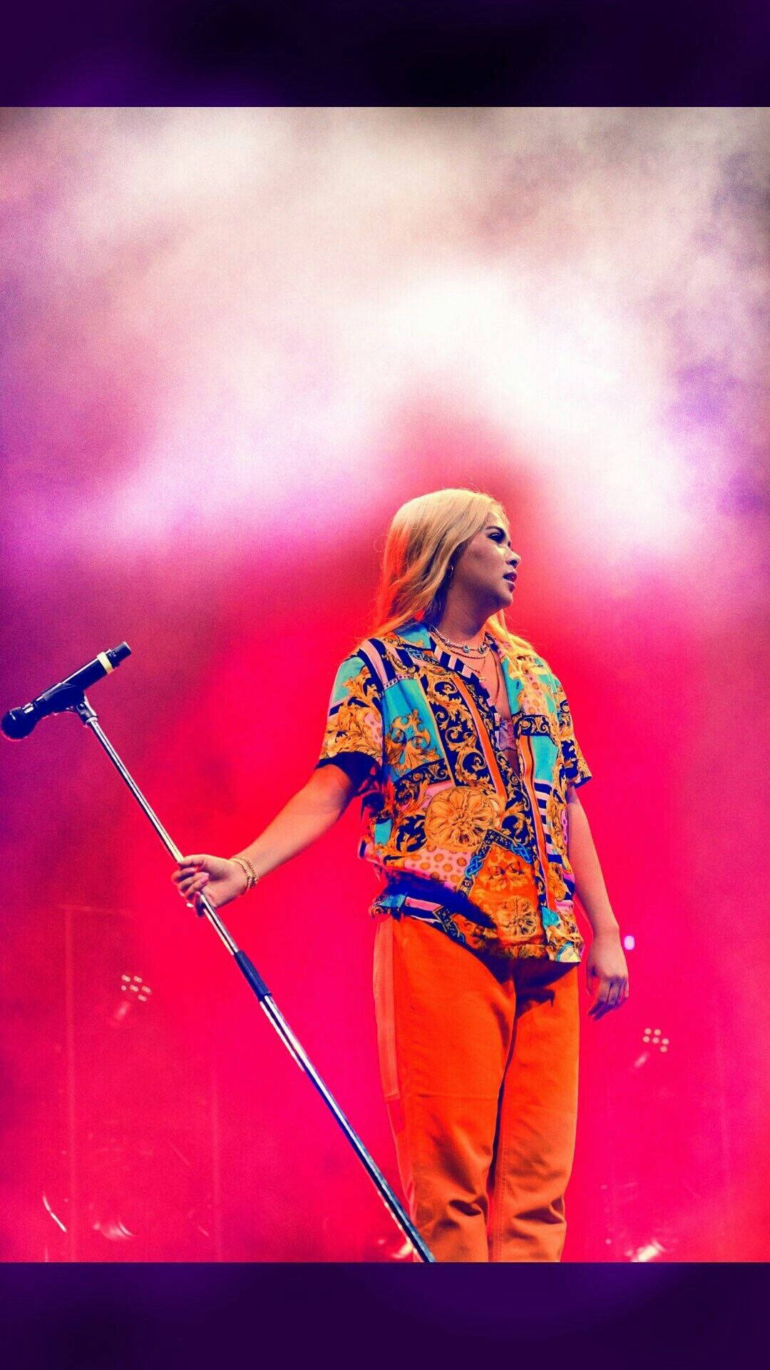 Hayley Kiyoko opptrer på en livekonsert Bakgrunner