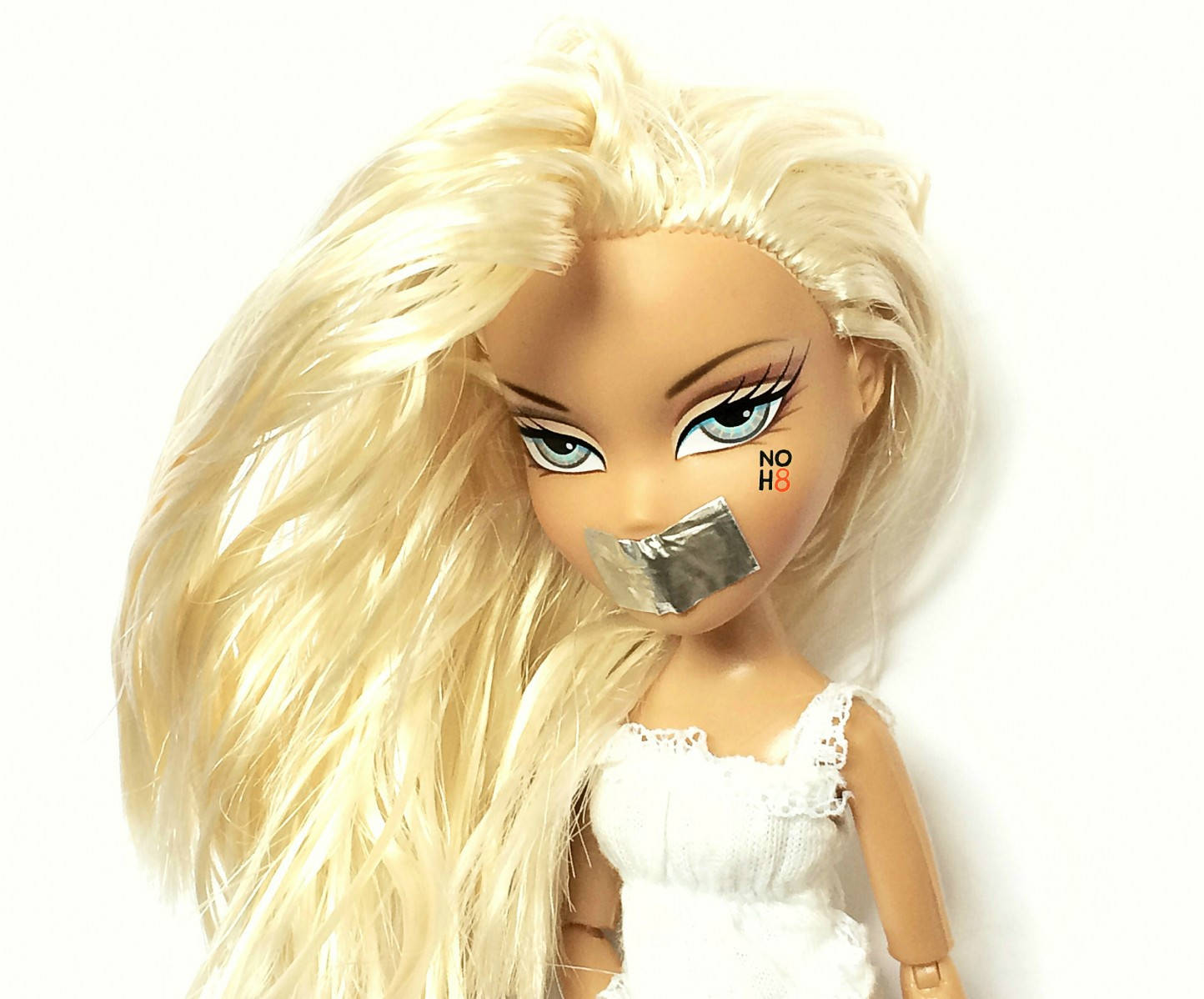 Hostage Bratz Aesthetic Hvit Dukke Bakgrunner