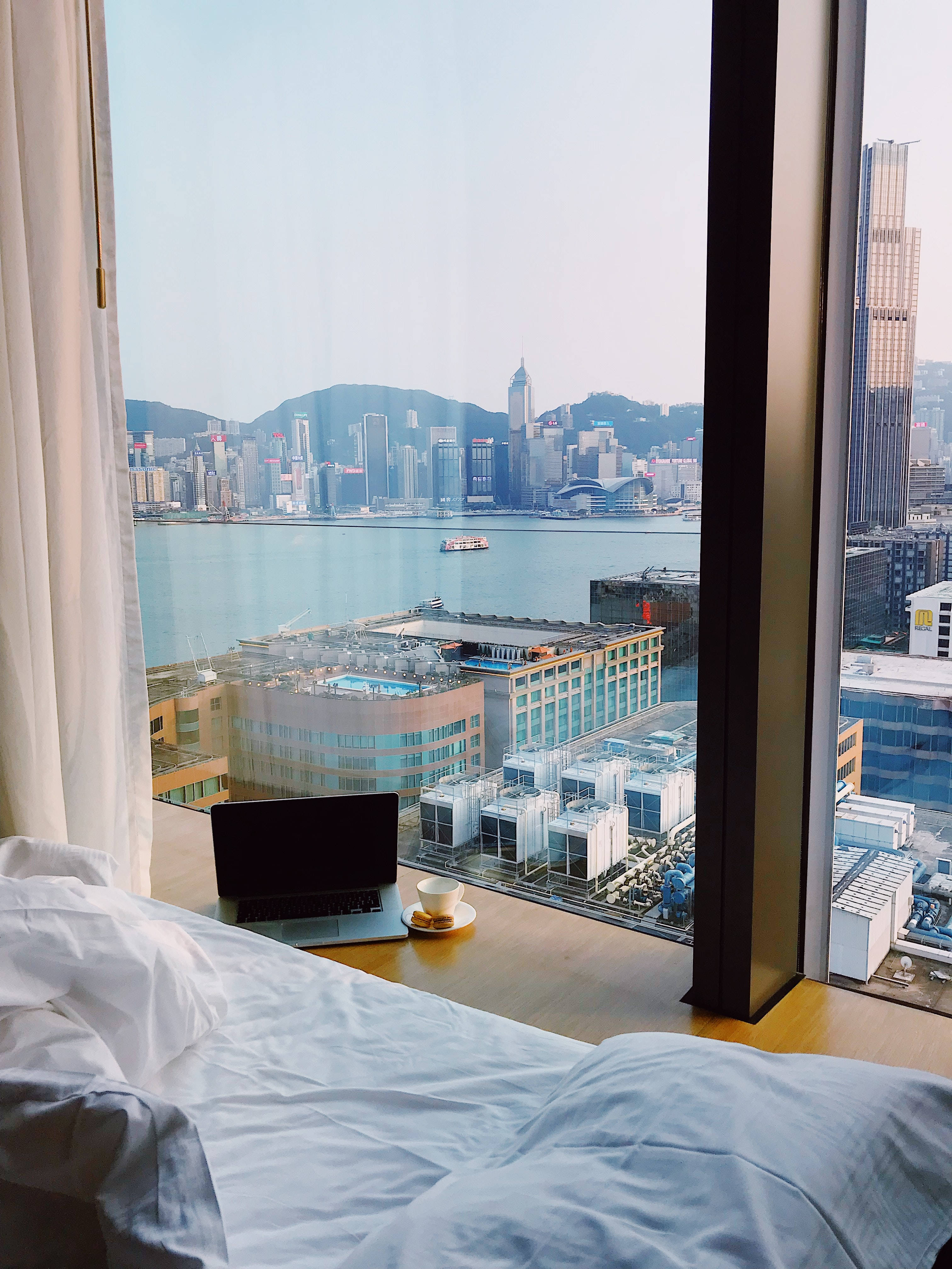 Hotel Bedroom With A View Bakgrunner