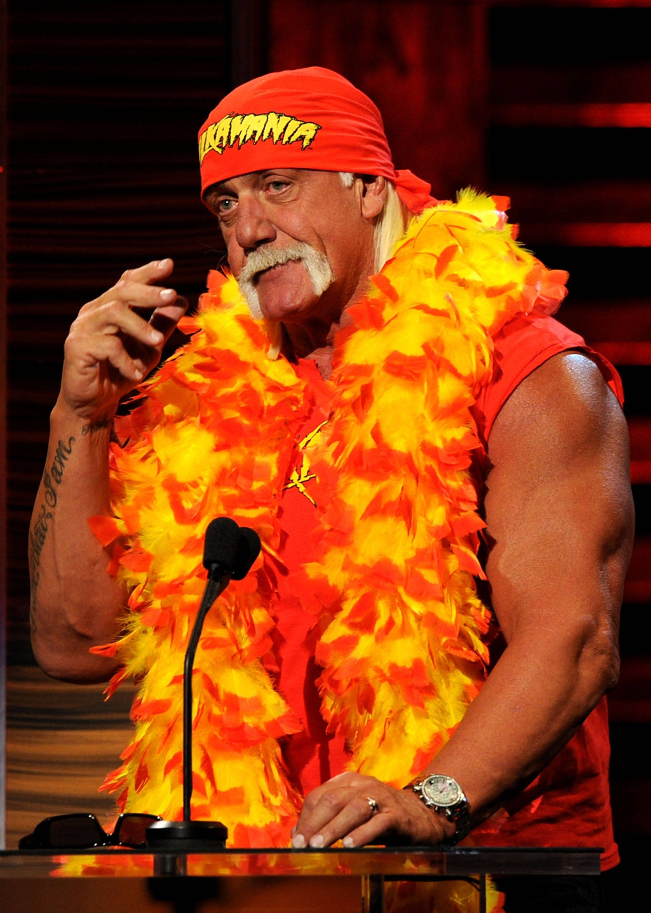 Hulk Hogan med fjærboa Bakgrunner
