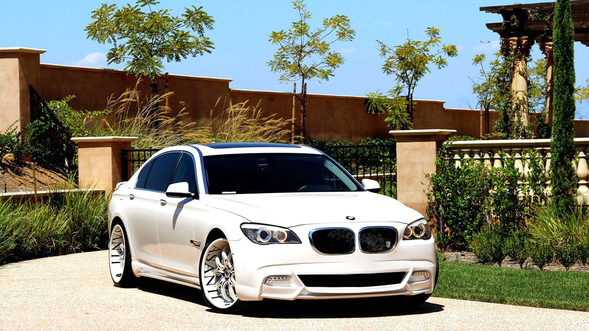 Hvit BMW 7 F01-bil med Asanti tuning ved port bakgrunnsbilde