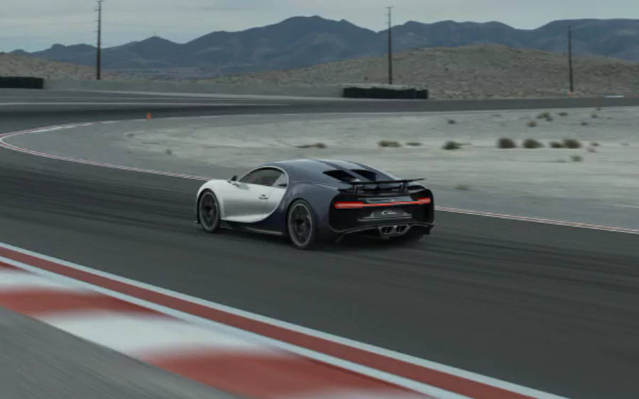 Hvit Bugatti Chiron på racerbane 4K Bakgrunner