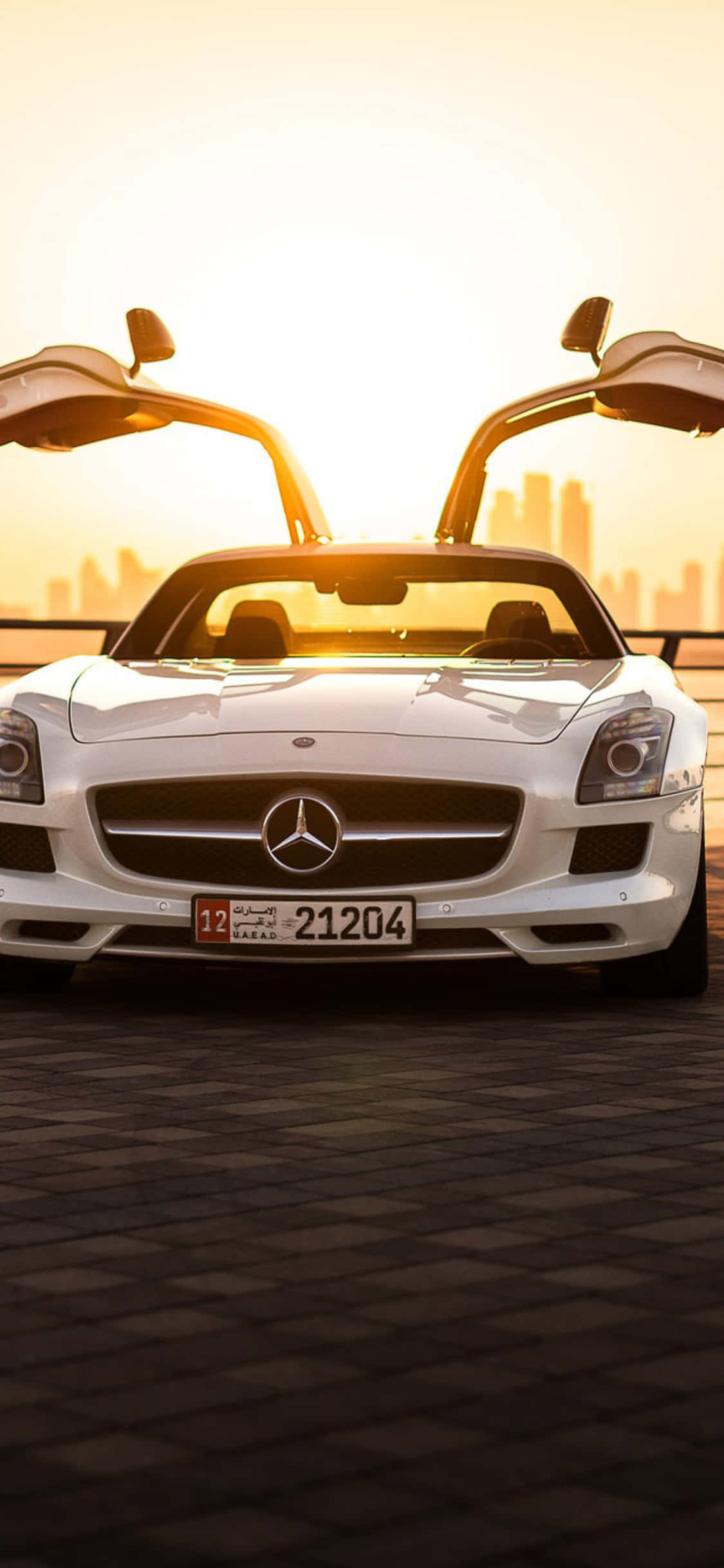 Hvitt måkevingedør iPhone Xs Mercedes Amg-bakgrunnsbilde Bakgrunner